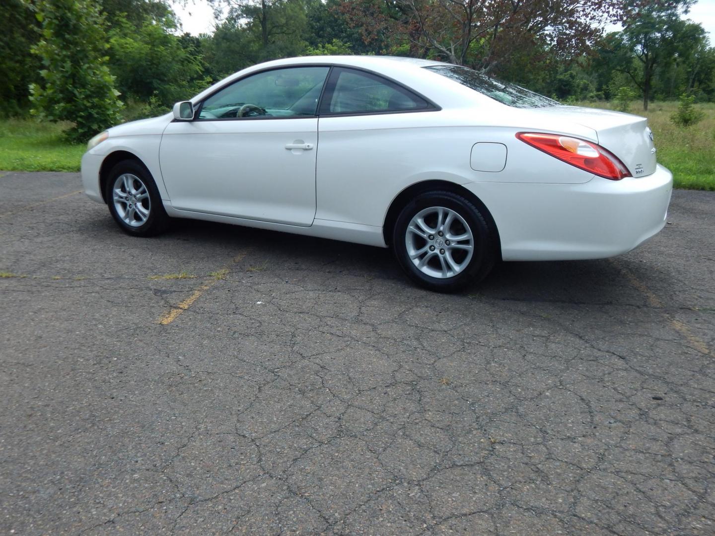 2004 White /Tan Toyota Camry Solara SE (4T1CE38PX4U) with an 2.4L L4 DOHC 24V engine, Automatic transmission, located at 6528 Lower York Road, New Hope, PA, 18938, (215) 862-9555, 40.358707, -74.977882 - Here we have a Toyota Solara with a 2.4L 4 cylinder engine putting power to the front wheels via a smooth shifting automatic transmission. Options include: tan cloth, cold AC, heat, AM/FM/CD radio, cruise control, tilt steering wheel, power windows, power locks, aftermarket alarm system, power mirro - Photo#2