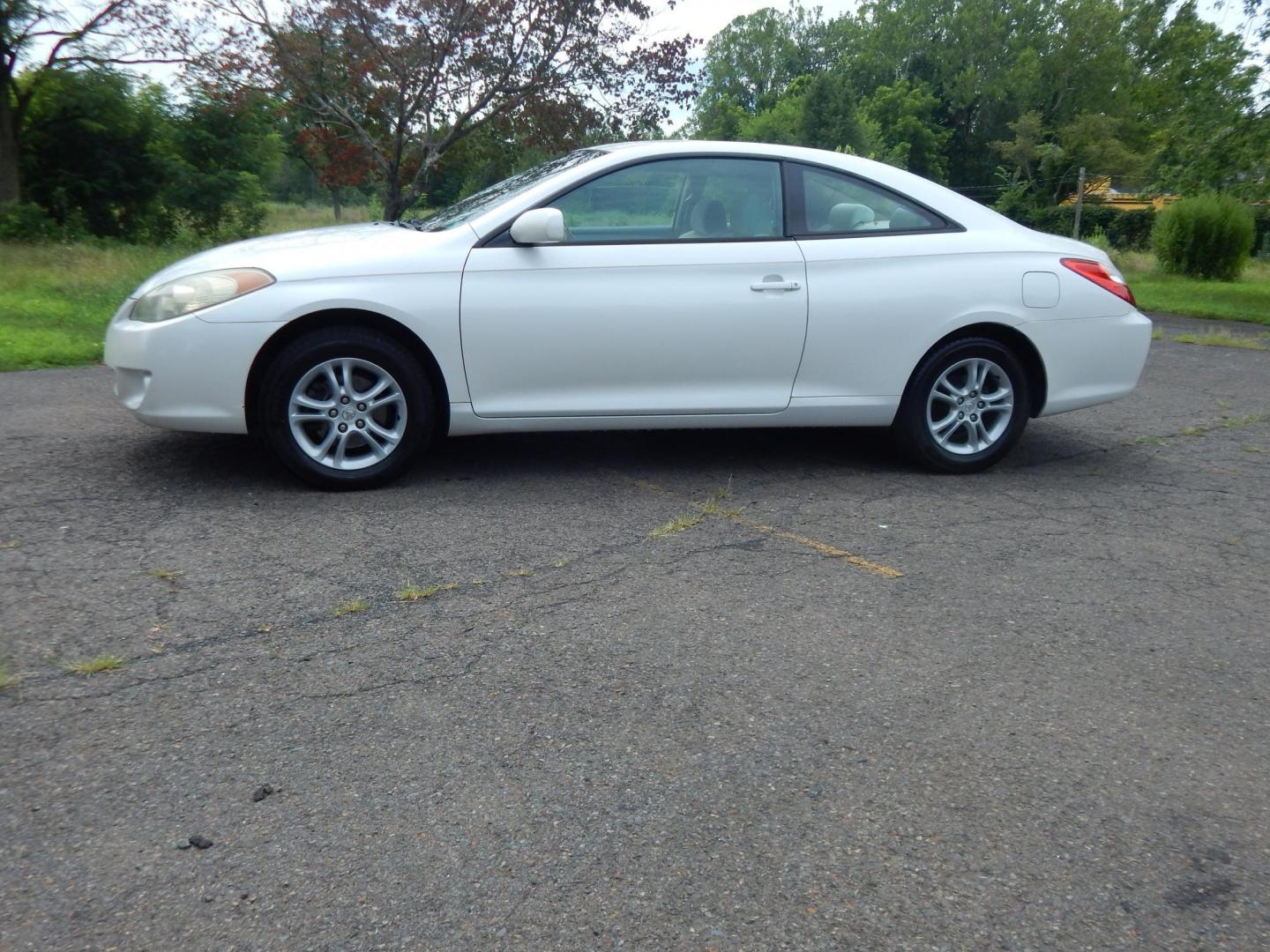 2004 White /Tan Toyota Camry Solara SE (4T1CE38PX4U) with an 2.4L L4 DOHC 24V engine, Automatic transmission, located at 6528 Lower York Road, New Hope, PA, 18938, (215) 862-9555, 40.358707, -74.977882 - Here we have a Toyota Solara with a 2.4L 4 cylinder engine putting power to the front wheels via a smooth shifting automatic transmission. Options include: tan cloth, cold AC, heat, AM/FM/CD radio, cruise control, tilt steering wheel, power windows, power locks, aftermarket alarm system, power mirro - Photo#1