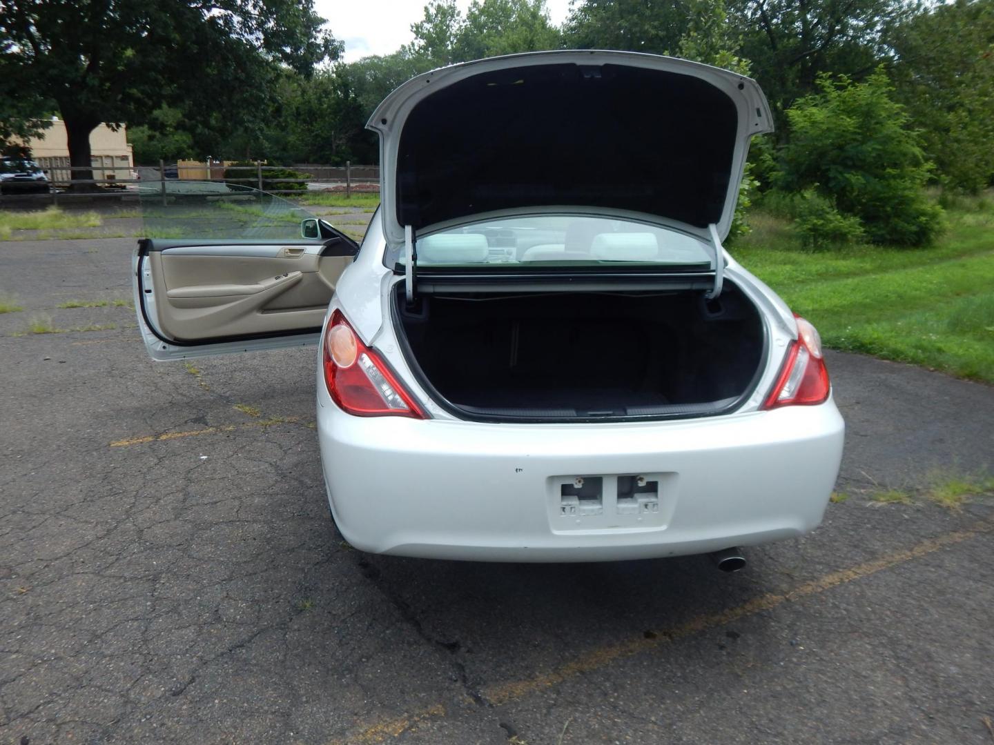 2004 White /Tan Toyota Camry Solara SE (4T1CE38PX4U) with an 2.4L L4 DOHC 24V engine, Automatic transmission, located at 6528 Lower York Road, New Hope, PA, 18938, (215) 862-9555, 40.358707, -74.977882 - Here we have a Toyota Solara with a 2.4L 4 cylinder engine putting power to the front wheels via a smooth shifting automatic transmission. Options include: tan cloth, cold AC, heat, AM/FM/CD radio, cruise control, tilt steering wheel, power windows, power locks, aftermarket alarm system, power mirro - Photo#12