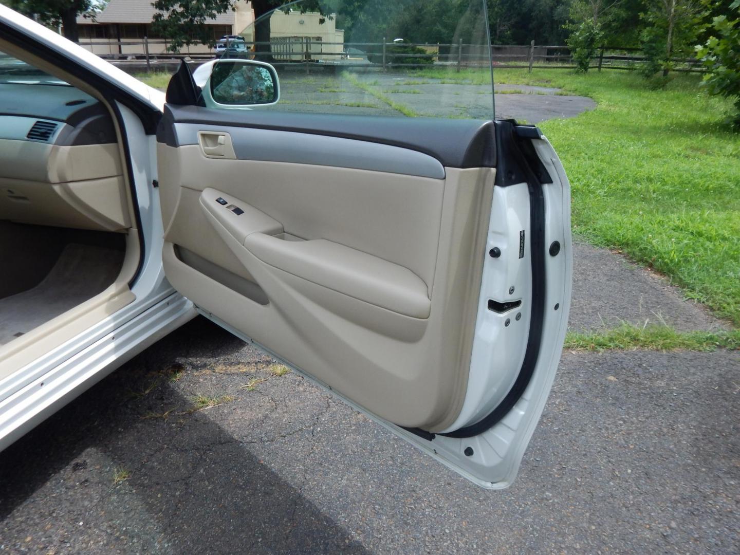 2004 White /Tan Toyota Camry Solara SE (4T1CE38PX4U) with an 2.4L L4 DOHC 24V engine, Automatic transmission, located at 6528 Lower York Road, New Hope, PA, 18938, (215) 862-9555, 40.358707, -74.977882 - Here we have a Toyota Solara with a 2.4L 4 cylinder engine putting power to the front wheels via a smooth shifting automatic transmission. Options include: tan cloth, cold AC, heat, AM/FM/CD radio, cruise control, tilt steering wheel, power windows, power locks, aftermarket alarm system, power mirro - Photo#14