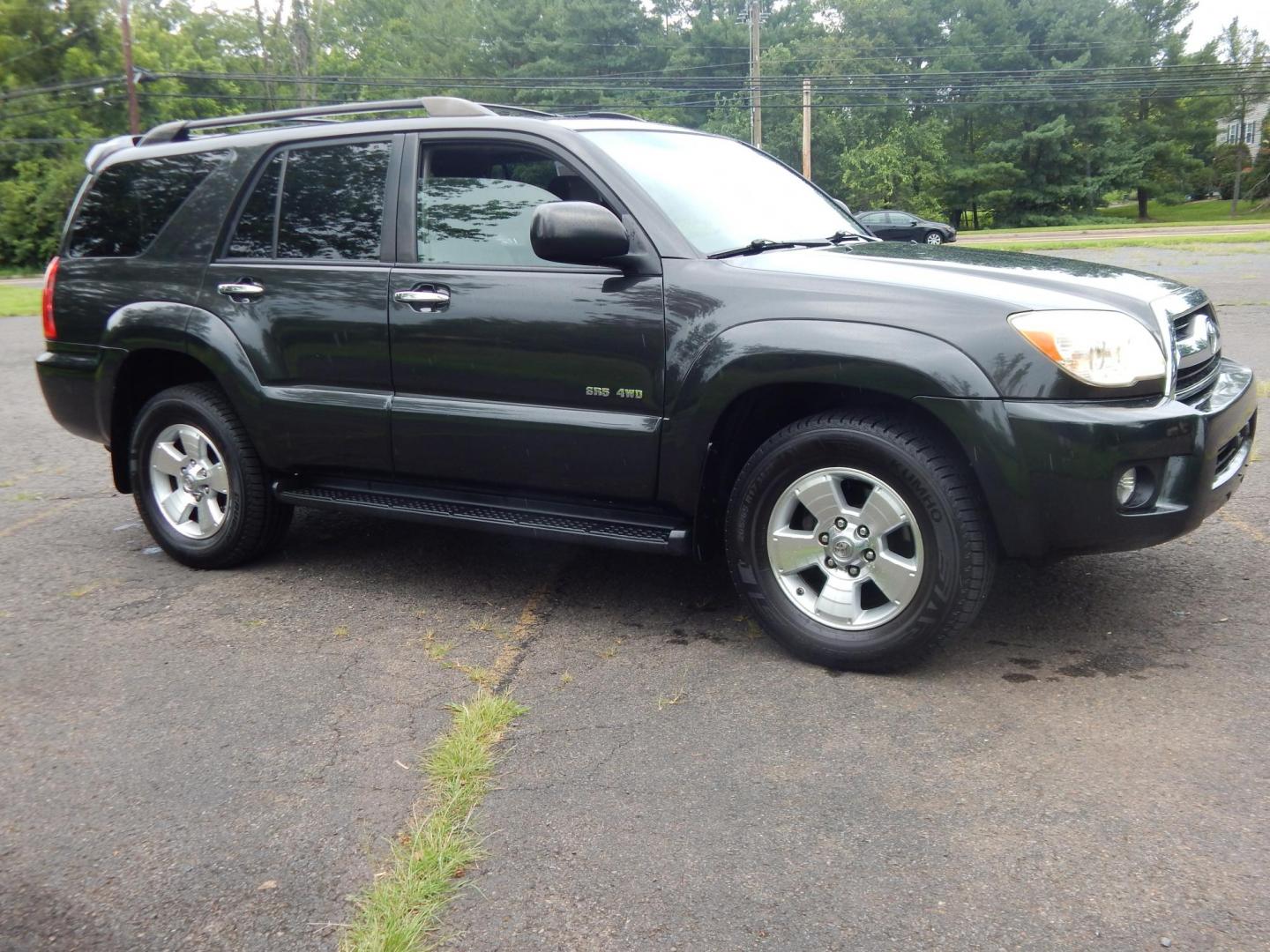 2007 Gray /Gray Toyota 4Runner SR5 4WD (JTEBU14R378) with an 4.0L V6 DOHC 24V engine, 5-Speed Automatic Overdrive transmission, located at 6528 Lower York Road, New Hope, PA, 18938, (215) 862-9555, 40.358707, -74.977882 - Here we have a very well kept, 2 owner, 4 Runner with a 4.0L V6 putting power to the ground via a smooth shifting 4x4 automatic transmission. Options include: gray cloth, cold AC, heat, AM/FM/CD/AUX radio, power sunroof, power rear lowering tailgate glass, cruise control, tilt steering wheel, fog li - Photo#6