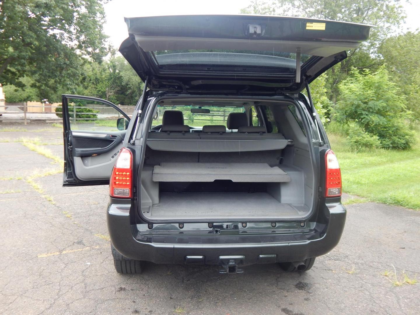 2007 Gray /Gray Toyota 4Runner SR5 4WD (JTEBU14R378) with an 4.0L V6 DOHC 24V engine, 5-Speed Automatic Overdrive transmission, located at 6528 Lower York Road, New Hope, PA, 18938, (215) 862-9555, 40.358707, -74.977882 - Here we have a very well kept, 2 owner, 4 Runner with a 4.0L V6 putting power to the ground via a smooth shifting 4x4 automatic transmission. Options include: gray cloth, cold AC, heat, AM/FM/CD/AUX radio, power sunroof, power rear lowering tailgate glass, cruise control, tilt steering wheel, fog li - Photo#15