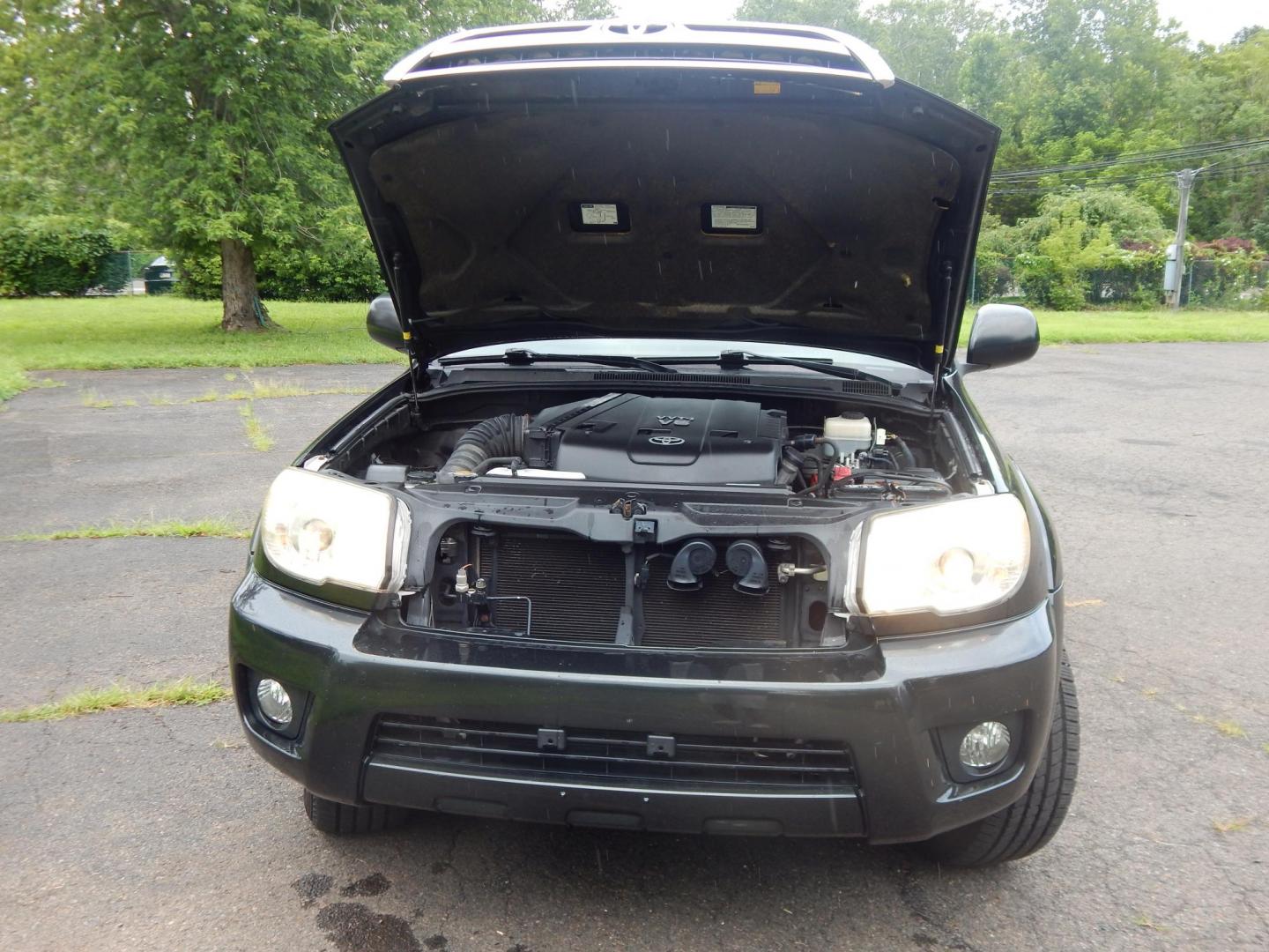2007 Gray /Gray Toyota 4Runner SR5 4WD (JTEBU14R378) with an 4.0L V6 DOHC 24V engine, 5-Speed Automatic Overdrive transmission, located at 6528 Lower York Road, New Hope, PA, 18938, (215) 862-9555, 40.358707, -74.977882 - Here we have a very well kept, 2 owner, 4 Runner with a 4.0L V6 putting power to the ground via a smooth shifting 4x4 automatic transmission. Options include: gray cloth, cold AC, heat, AM/FM/CD/AUX radio, power sunroof, power rear lowering tailgate glass, cruise control, tilt steering wheel, fog li - Photo#20