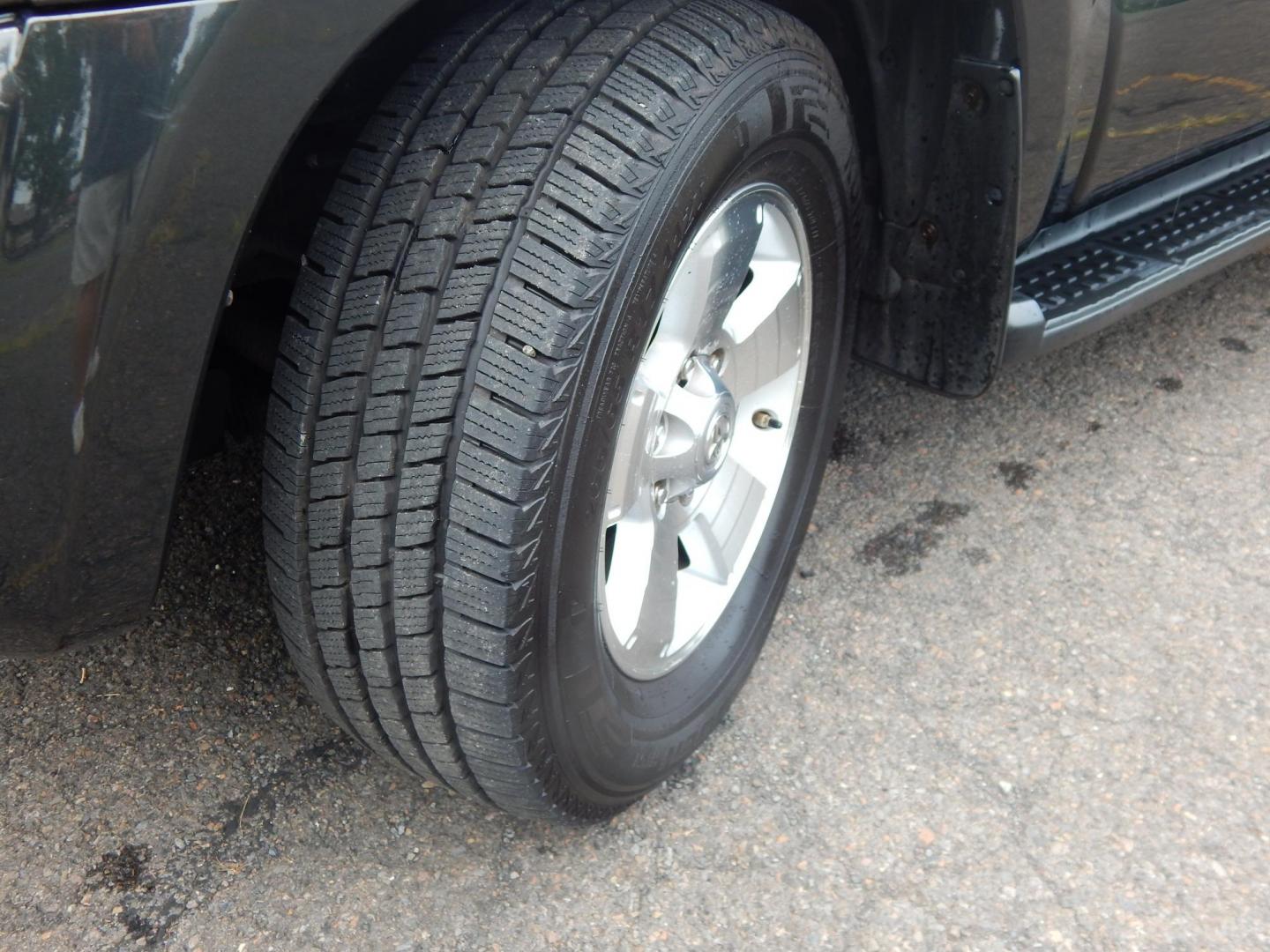2007 Gray /Gray Toyota 4Runner SR5 4WD (JTEBU14R378) with an 4.0L V6 DOHC 24V engine, 5-Speed Automatic Overdrive transmission, located at 6528 Lower York Road, New Hope, PA, 18938, (215) 862-9555, 40.358707, -74.977882 - Here we have a very well kept, 2 owner, 4 Runner with a 4.0L V6 putting power to the ground via a smooth shifting 4x4 automatic transmission. Options include: gray cloth, cold AC, heat, AM/FM/CD/AUX radio, power sunroof, power rear lowering tailgate glass, cruise control, tilt steering wheel, fog li - Photo#21