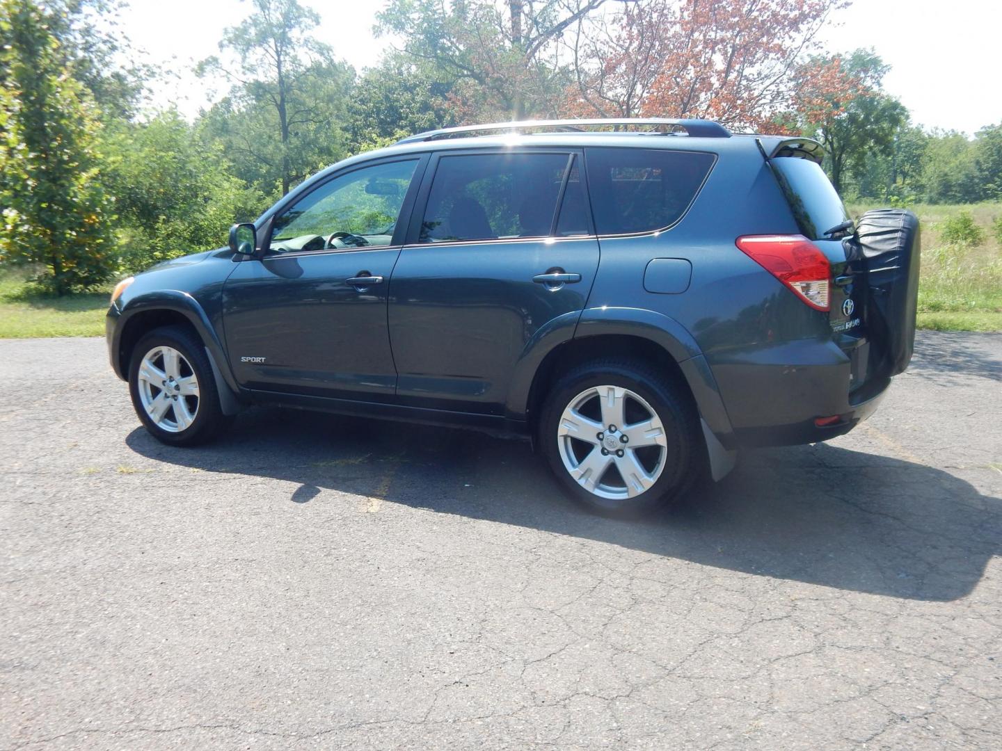 2008 Gray /Black Toyota RAV4 Sport I4 4WD (JTMBD32V386) with an 2.4L L4 DOHC 16V engine, 4-Speed Automatic transmission, located at 6528 Lower York Road, New Hope, PA, 18938, (215) 862-9555, 40.358707, -74.977882 - Here we have a 2008 Toyota RAV4 with a 2.4L inline 4 cylinder putting power to all four wheels via a smooth shifting automatic transmission. Options include: black cloth, AC, heat, front and rear window defrost, sunroof, AM/FM/CD/AUX/SAT radio, cruise control, tilt steering wheel, power windows/lock - Photo#2