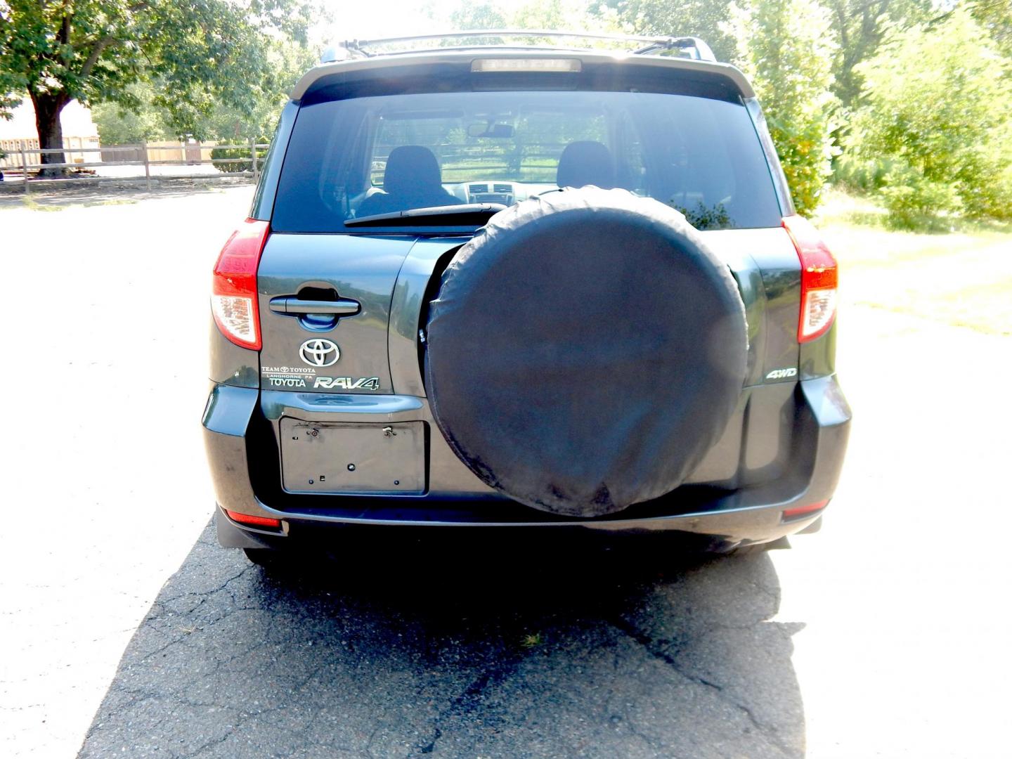 2008 Gray /Black Toyota RAV4 Sport I4 4WD (JTMBD32V386) with an 2.4L L4 DOHC 16V engine, 4-Speed Automatic transmission, located at 6528 Lower York Road, New Hope, PA, 18938, (215) 862-9555, 40.358707, -74.977882 - Here we have a 2008 Toyota RAV4 with a 2.4L inline 4 cylinder putting power to all four wheels via a smooth shifting automatic transmission. Options include: black cloth, AC, heat, front and rear window defrost, sunroof, AM/FM/CD/AUX/SAT radio, cruise control, tilt steering wheel, power windows/lock - Photo#8