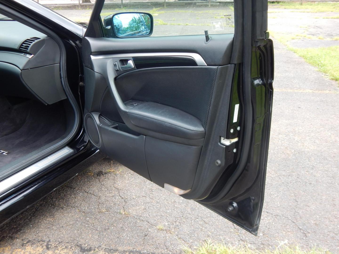 2006 Black /Black Acura TL 5-Speed AT (19UUA66246A) with an 3.2L V6 SOHC 24V engine, 5-Speed Automatic Overdrive transmission, located at 6528 Lower York Road, New Hope, PA, 18938, (215) 862-9555, 40.358707, -74.977882 - Here we have a beautifully well kept, ONE OWNER and 46 service records, Acura TL with a 3.2L V6 putting power to the front wheels via an automatic transmission. Options include: black leather, power seats, heated front seats, AM/FM/CD/TAPE/XM radio with navigation, dual climate controls, 2 keys, cru - Photo#17