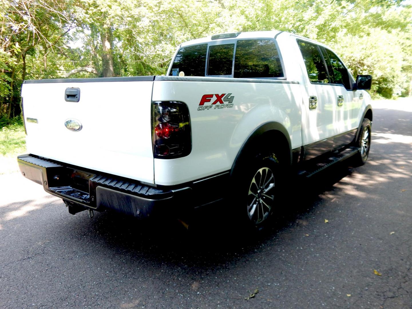 2004 White /Grey Leather Ford F-150 FX4 SuperCrew 4WD (1FTPW14504F) with an 5.4L V6 SOHC 16V engine, 4-Speed Automatic Overdrive transmission, located at 6528 Lower York Road, New Hope, PA, 18938, (215) 862-9555, 40.358707, -74.977882 - 2004 Ford F-150 4 door Lariat, 5.4 Liter Triton engine, Auto Trans, FX4 Off Road package, tilt wheel, cruise control, power drivers seat, grey leather, power windows, locks and mirrors, drivers/pass front air bags, Auto dimming mirror, All season Weather Tech floor mats front/rear, trailer brake, ad - Photo#4