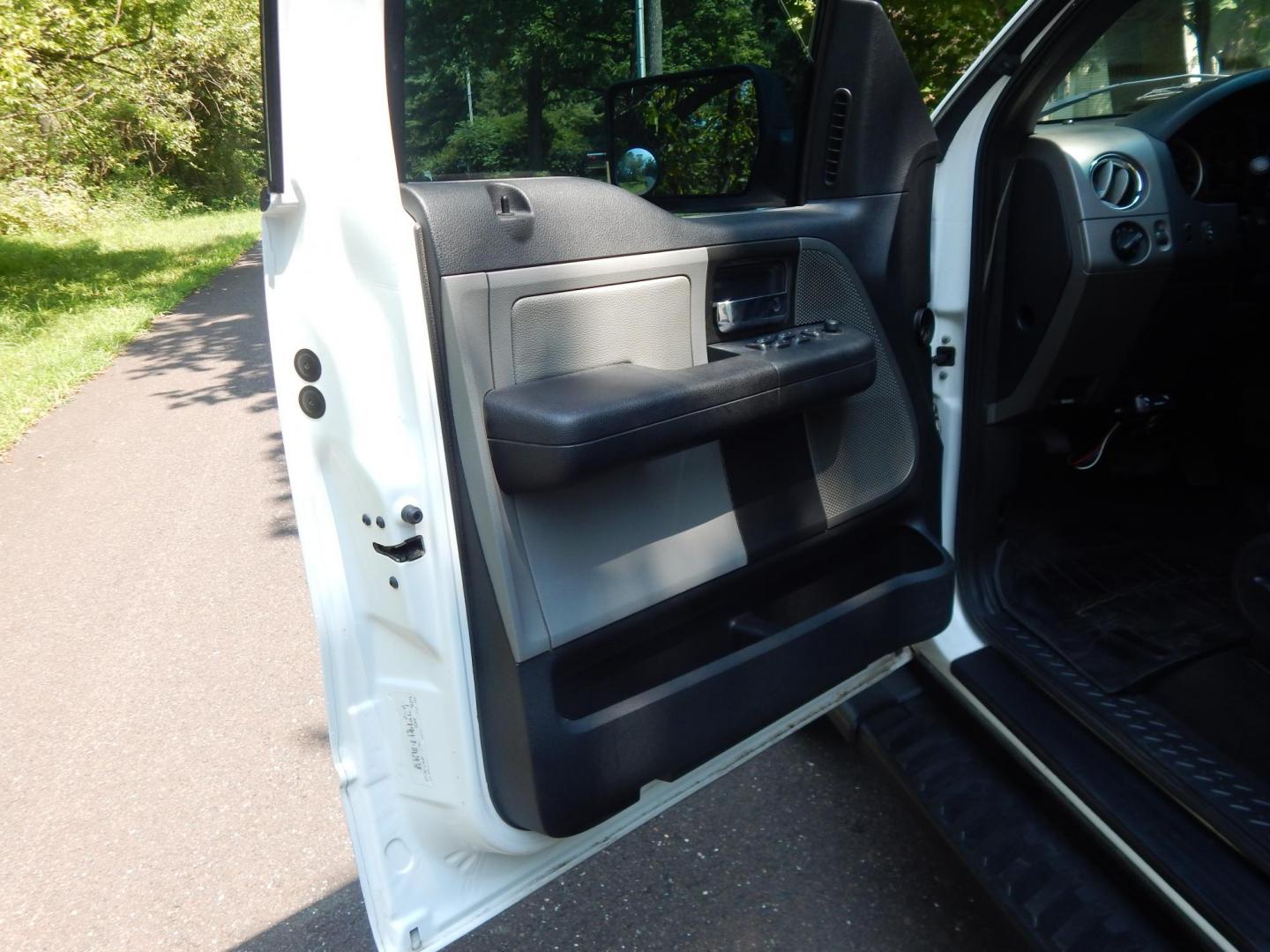 2004 White /Grey Leather Ford F-150 FX4 SuperCrew 4WD (1FTPW14504F) with an 5.4L V6 SOHC 16V engine, 4-Speed Automatic Overdrive transmission, located at 6528 Lower York Road, New Hope, PA, 18938, (215) 862-9555, 40.358707, -74.977882 - 2004 Ford F-150 4 door Lariat, 5.4 Liter Triton engine, Auto Trans, FX4 Off Road package, tilt wheel, cruise control, power drivers seat, grey leather, power windows, locks and mirrors, drivers/pass front air bags, Auto dimming mirror, All season Weather Tech floor mats front/rear, trailer brake, ad - Photo#12