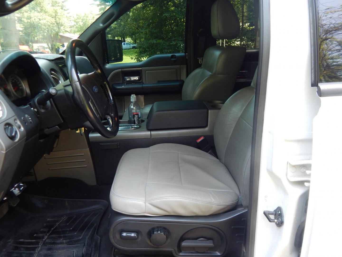 2004 White /Grey Leather Ford F-150 FX4 SuperCrew 4WD (1FTPW14504F) with an 5.4L V6 SOHC 16V engine, 4-Speed Automatic Overdrive transmission, located at 6528 Lower York Road, New Hope, PA, 18938, (215) 862-9555, 40.358707, -74.977882 - 2004 Ford F-150 4 door Lariat, 5.4 Liter Triton engine, Auto Trans, FX4 Off Road package, tilt wheel, cruise control, power drivers seat, grey leather, power windows, locks and mirrors, drivers/pass front air bags, Auto dimming mirror, All season Weather Tech floor mats front/rear, trailer brake, ad - Photo#13