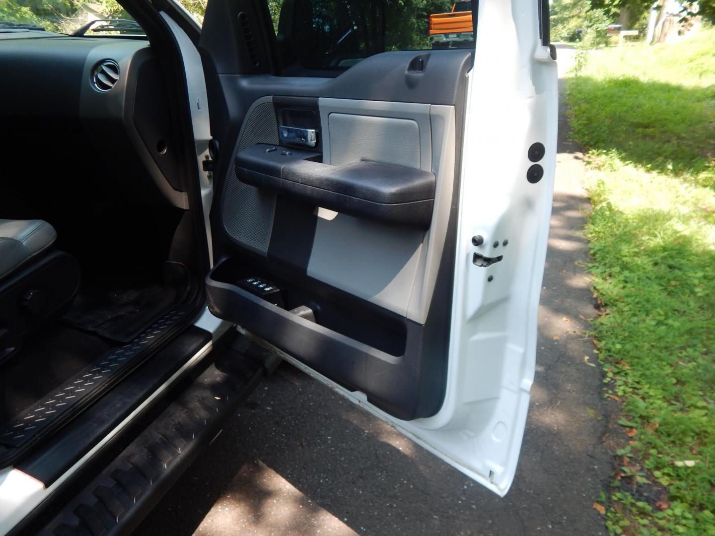 2004 White /Grey Leather Ford F-150 FX4 SuperCrew 4WD (1FTPW14504F) with an 5.4L V6 SOHC 16V engine, 4-Speed Automatic Overdrive transmission, located at 6528 Lower York Road, New Hope, PA, 18938, (215) 862-9555, 40.358707, -74.977882 - 2004 Ford F-150 4 door Lariat, 5.4 Liter Triton engine, Auto Trans, FX4 Off Road package, tilt wheel, cruise control, power drivers seat, grey leather, power windows, locks and mirrors, drivers/pass front air bags, Auto dimming mirror, All season Weather Tech floor mats front/rear, trailer brake, ad - Photo#17
