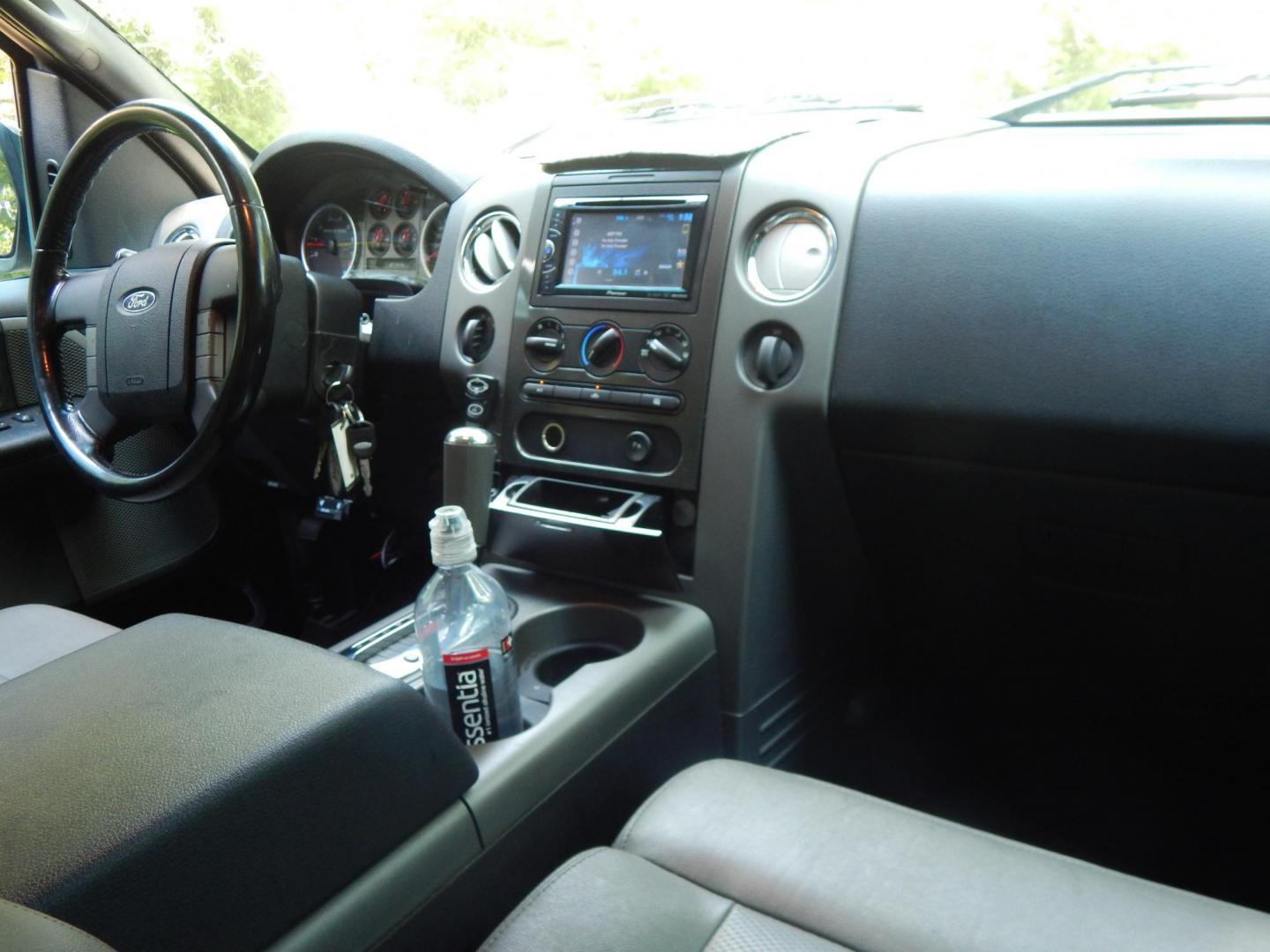 2004 White /Grey Leather Ford F-150 FX4 SuperCrew 4WD (1FTPW14504F) with an 5.4L V6 SOHC 16V engine, 4-Speed Automatic Overdrive transmission, located at 6528 Lower York Road, New Hope, PA, 18938, (215) 862-9555, 40.358707, -74.977882 - 2004 Ford F-150 4 door Lariat, 5.4 Liter Triton engine, Auto Trans, FX4 Off Road package, tilt wheel, cruise control, power drivers seat, grey leather, power windows, locks and mirrors, drivers/pass front air bags, Auto dimming mirror, All season Weather Tech floor mats front/rear, trailer brake, ad - Photo#19