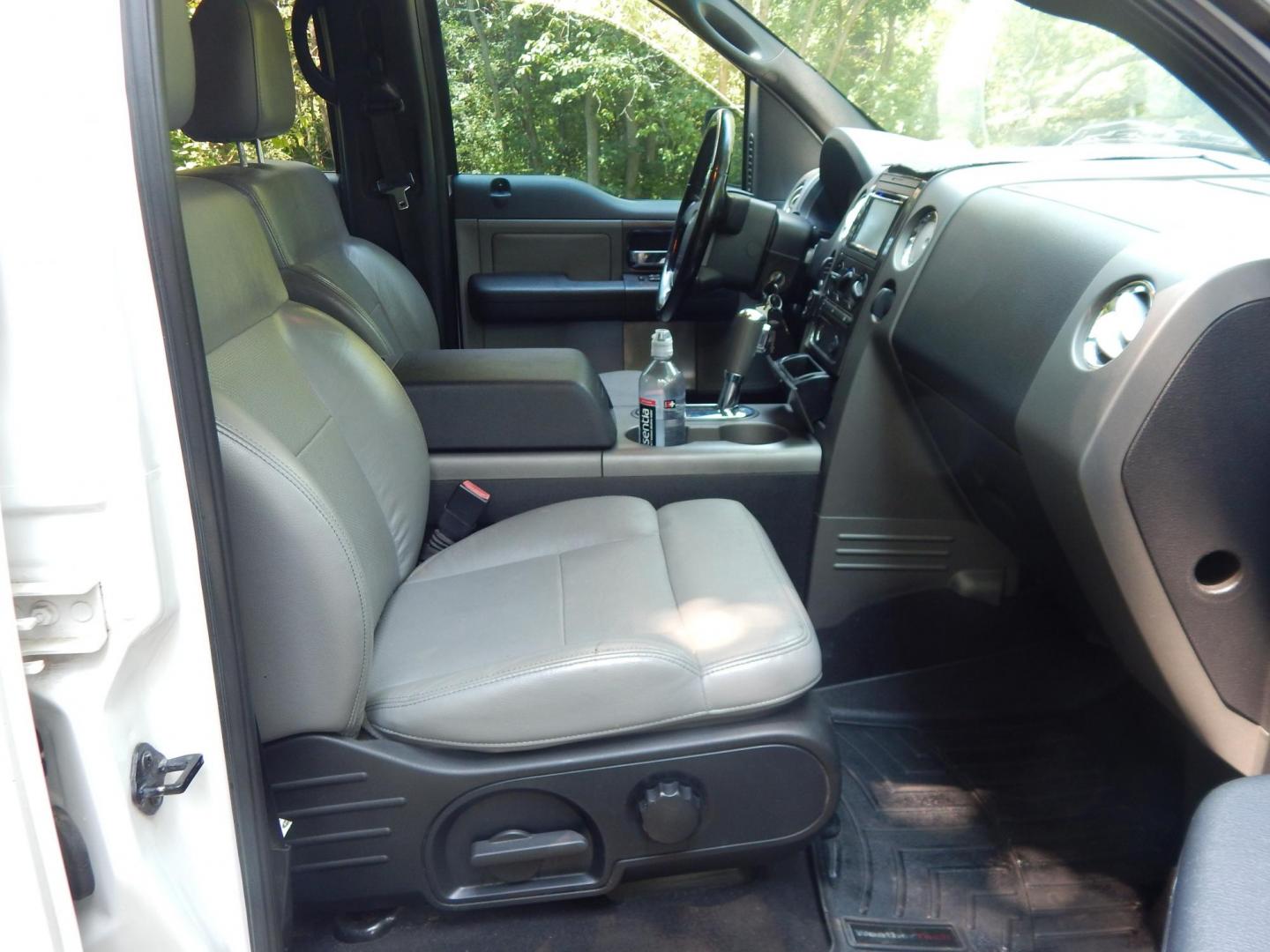 2004 White /Grey Leather Ford F-150 FX4 SuperCrew 4WD (1FTPW14504F) with an 5.4L V6 SOHC 16V engine, 4-Speed Automatic Overdrive transmission, located at 6528 Lower York Road, New Hope, PA, 18938, (215) 862-9555, 40.358707, -74.977882 - 2004 Ford F-150 4 door Lariat, 5.4 Liter Triton engine, Auto Trans, FX4 Off Road package, tilt wheel, cruise control, power drivers seat, grey leather, power windows, locks and mirrors, drivers/pass front air bags, Auto dimming mirror, All season Weather Tech floor mats front/rear, trailer brake, ad - Photo#18