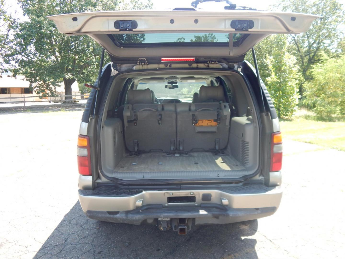 2002 Tan /Gray GMC Yukon Denali Base (1GKEK63U22J) with an 6.0L V8 OHV 16V engine, 4-Speed Automatic Overdrive transmission, located at 6528 Lower York Road, New Hope, PA, 18938, (215) 862-9555, 40.358707, -74.977882 - Here we have a 2002 GMC Yukon Denali with a 6.0L V8 putting power to an AWD automatic transmission. Options include: gray leather, power seats, heated seats front and middle row, 3 row seating, heat, A/C, rear climate controls, AM/FM/CD/TAPE radio, tilt steering wheel, rear windshield wiper, power w - Photo#8