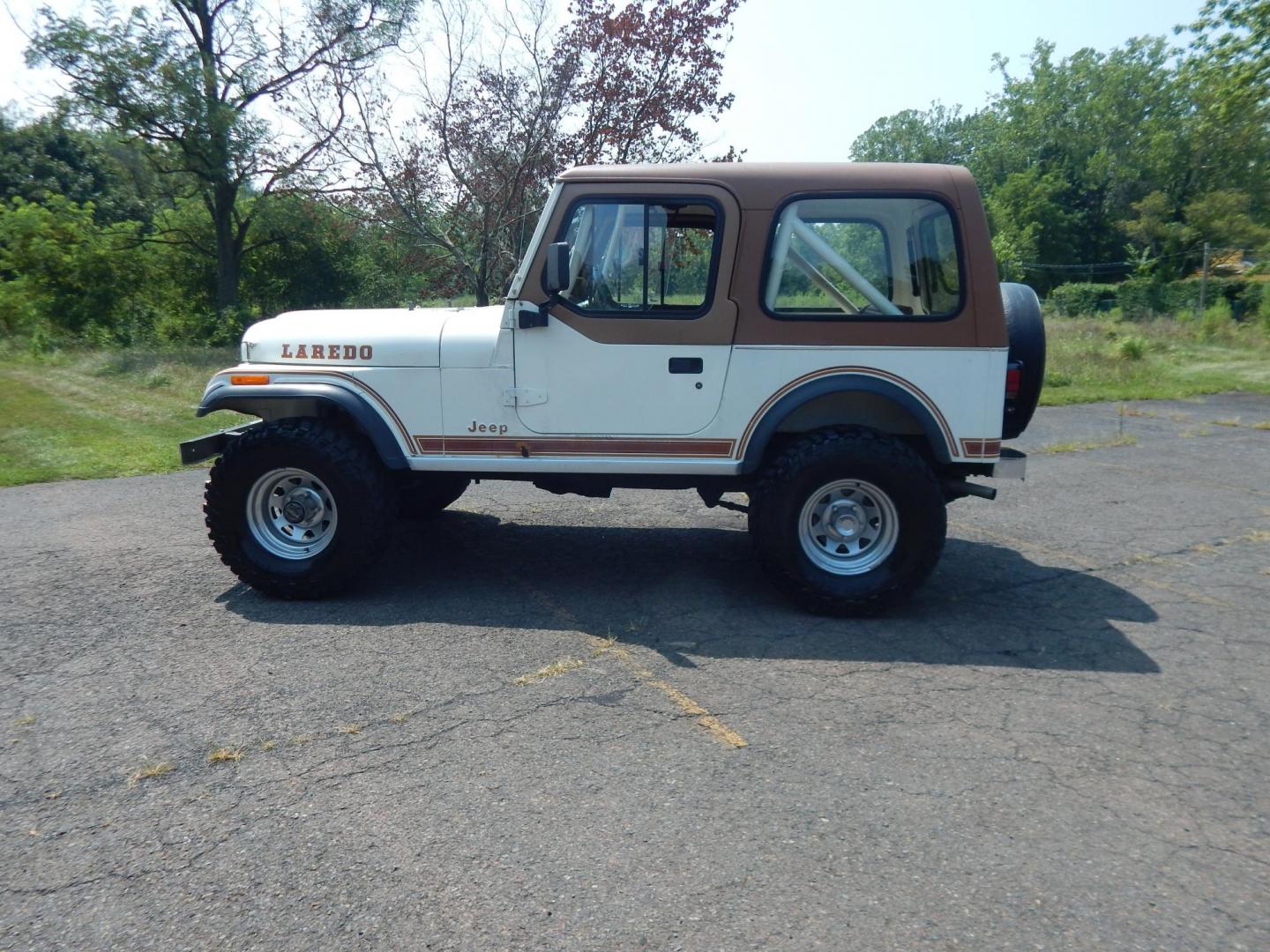 1983 White /Tan Jeep CJ7 Base (1JCCN87E0DT) with an 4.2L L6 OHV engine, Manual transmission, located at 6528 Lower York Road, New Hope, PA, 18938, (215) 862-9555, 40.358707, -74.977882 - Here we have a 1983 CJ-7 Laredo with a 4.2L straight six putting power to an 4x4 manual transmission. This CJ has saddle colored leather seats, sliding windows, hard top, lockers on both axles, new muffler, new bearings and 15 inch alloy wheels with 4 Mickey Thompson tires. This vehicle is being off - Photo#1