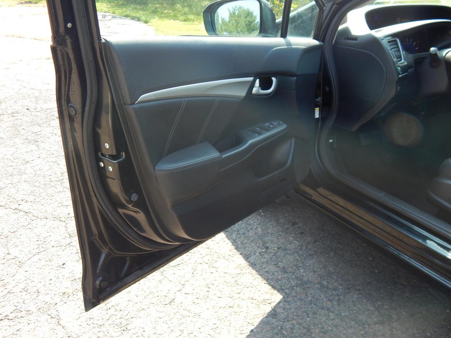 2015 Black /Black Honda Civic EX-L Sedan CVT (19XFB2F9XFE) with an 1.8L L4 SOHC 16V engine, Continuously Variable Transmission transmission, located at 6528 Lower York Road, New Hope, PA, 18938, (215) 862-9555, 40.358707, -74.977882 - Here we have a 2015 Honda Civic with a 1.8L 4 cylinder engine putting power to the front wheels via an automatic CVT transmission. Options include: black leather, power drivers seat, front heated seats, cold AC, heat, sunroof, front and rear defrost, AM/FM/CD/BLUETOOTH radio, back up camera, passeng - Photo#9