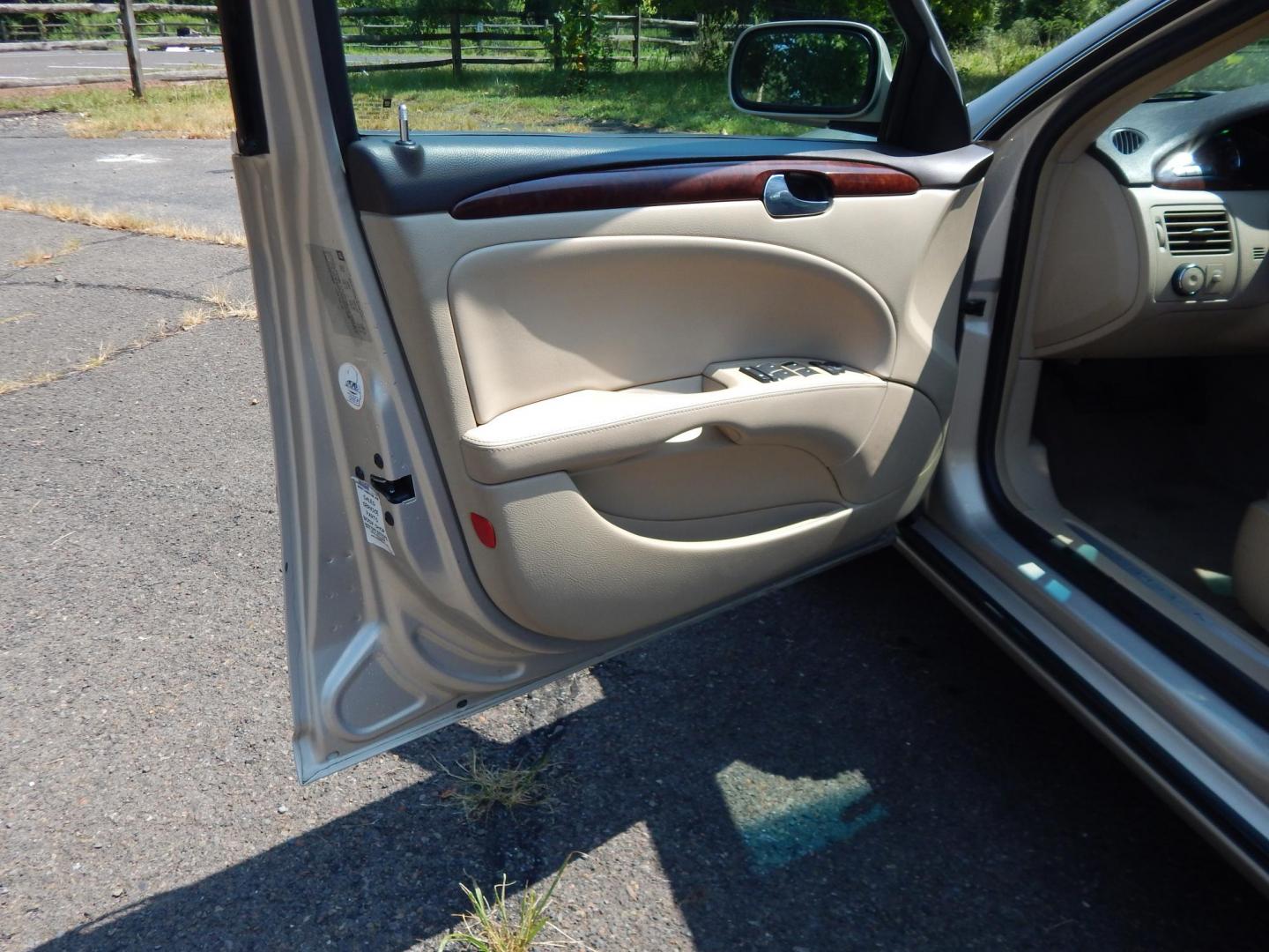 2007 Tan /Tan Buick Lucerne CXL V6 (1G4HD57207U) with an 3.8L V6 OHV 12V engine, 4-Speed Automatic Overdrive transmission, located at 6528 Lower York Road, New Hope, PA, 18938, (215) 862-9555, 40.358707, -74.977882 - Here we have a RECONSTRUCTED TITLE 2007 Buick Lucerne with the very popular 3.8L V6 putting power to the front wheels via an automatic transmission. Options include: tan leather, wood trim, power sliding drivers seat, dual climate controls, AM/FM/CD/AUX radio, cruise control, tilt steering wheel, au - Photo#9
