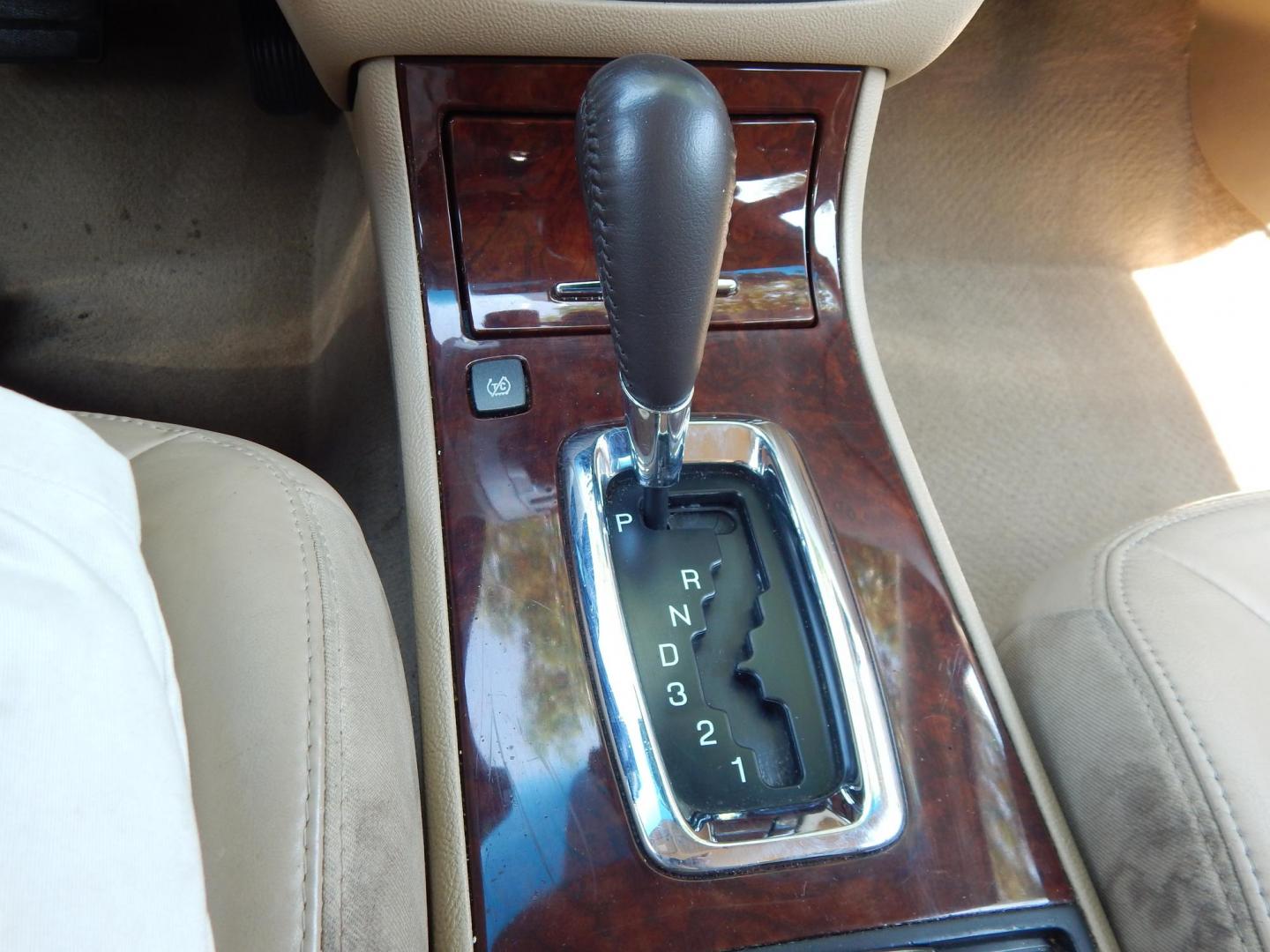 2007 Tan /Tan Buick Lucerne CXL V6 (1G4HD57207U) with an 3.8L V6 OHV 12V engine, 4-Speed Automatic Overdrive transmission, located at 6528 Lower York Road, New Hope, PA, 18938, (215) 862-9555, 40.358707, -74.977882 - Here we have a RECONSTRUCTED TITLE 2007 Buick Lucerne with the very popular 3.8L V6 putting power to the front wheels via an automatic transmission. Options include: tan leather, wood trim, power sliding drivers seat, dual climate controls, AM/FM/CD/AUX radio, cruise control, tilt steering wheel, au - Photo#22