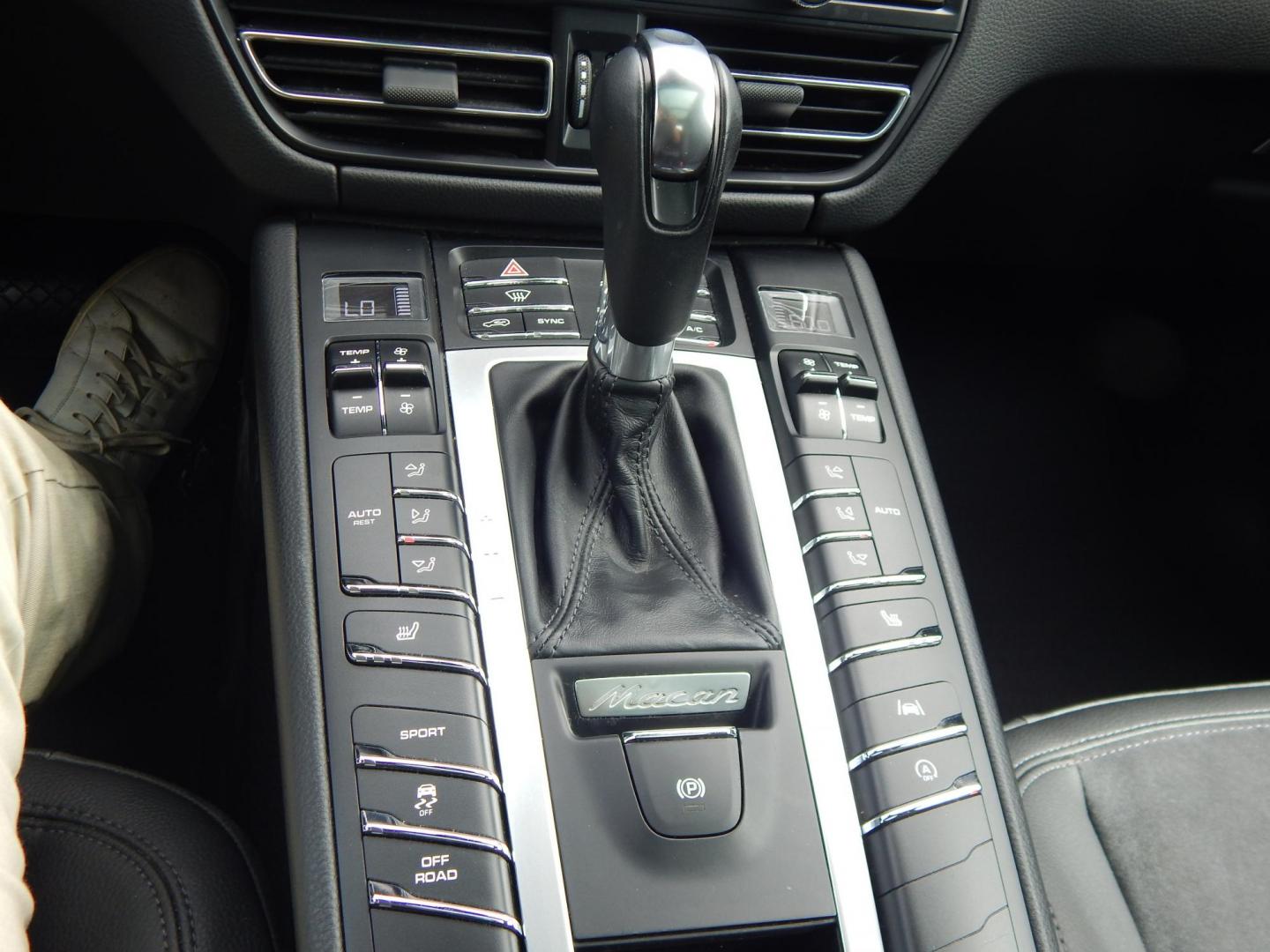 2021 Blue /Black Porsche Macan Base (WP1AA2A59ML) with an 3.6L V6 DOHC 24V TWIN-TURBO engine, 7A transmission, located at 6528 Lower York Road, New Hope, PA, 18938, (215) 862-9555, 40.358707, -74.977882 - Photo#25