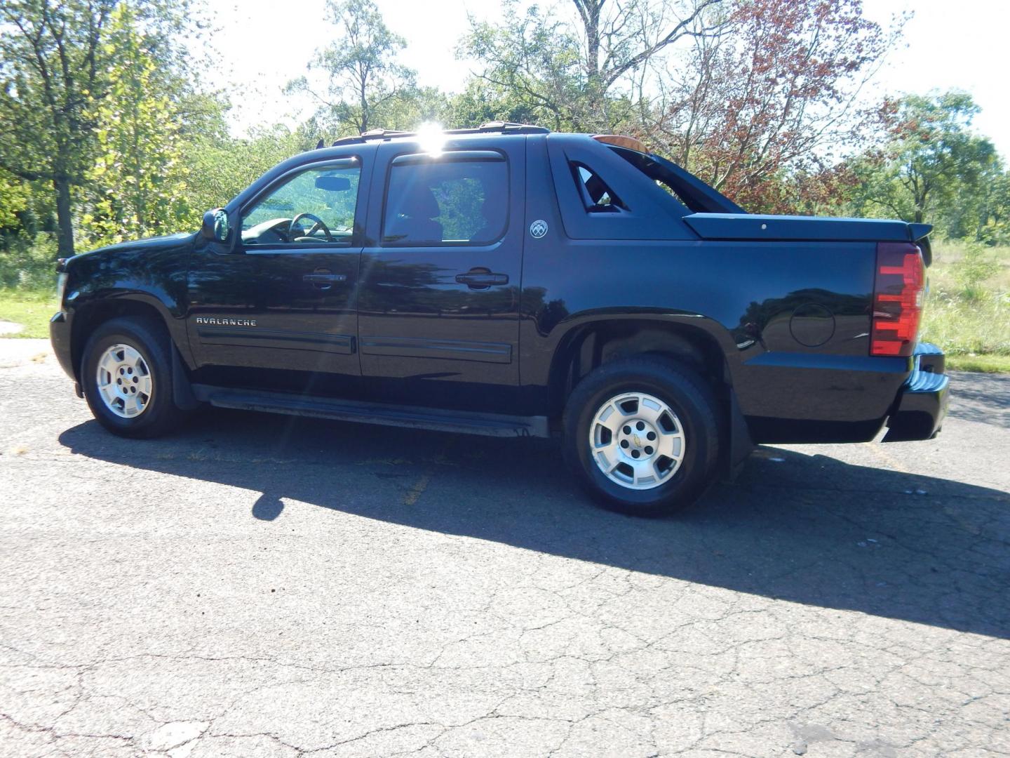 2013 Black /Black Chevrolet Avalanche LT 4WD Black Diamond (3GNTKFE76DG) with an 5.3L V8 OHV 16V FFV engine, 4-Speed Automatic transmission, located at 6528 Lower York Road, New Hope, PA, 18938, (215) 862-9555, 40.358707, -74.977882 - Here we have a beautiful running and driving, ONE OWNER, Chevy Avalanche Black Diamond Edition. This truck has a 5.3L V8 putting power to a 4x4 automatic transmission. Options include: black leather with wood trim, drivers power sliding seat, dual climate controls, heated front seats, power sliding - Photo#2