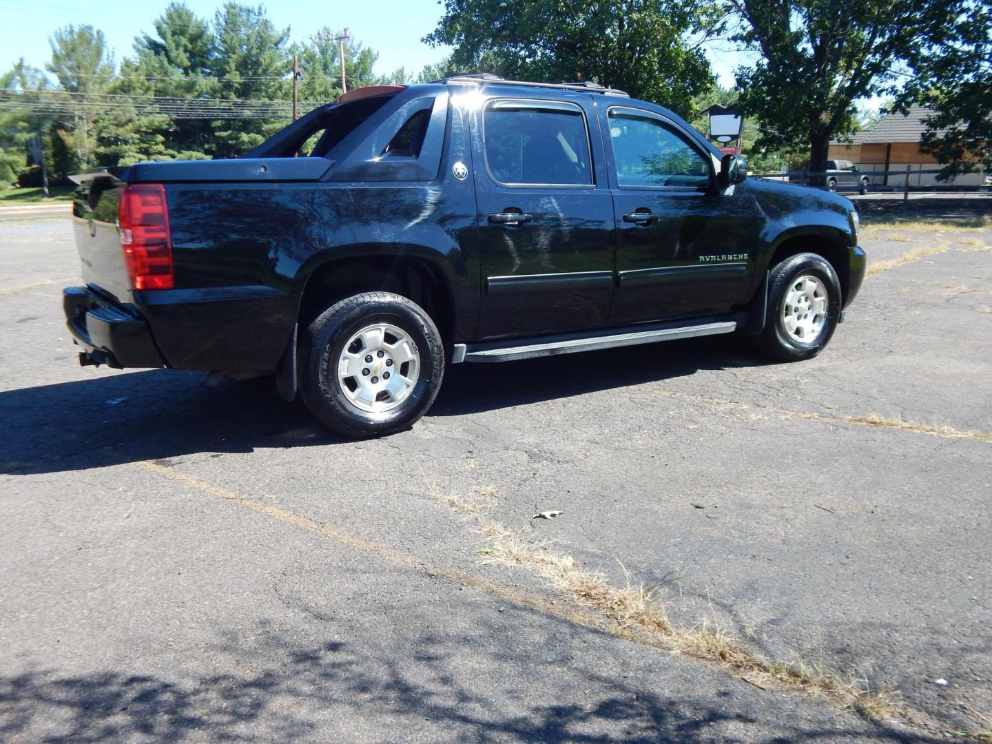 2013 Black /Black Chevrolet Avalanche LT 4WD Black Diamond (3GNTKFE76DG) with an 5.3L V8 OHV 16V FFV engine, 4-Speed Automatic transmission, located at 6528 Lower York Road, New Hope, PA, 18938, (215) 862-9555, 40.358707, -74.977882 - Here we have a beautiful running and driving, ONE OWNER, Chevy Avalanche Black Diamond Edition. This truck has a 5.3L V8 putting power to a 4x4 automatic transmission. Options include: black leather with wood trim, drivers power sliding seat, dual climate controls, heated front seats, power sliding - Photo#5
