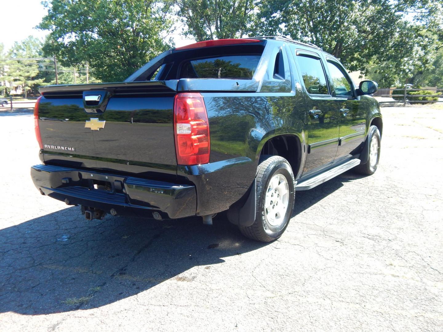 2013 Black /Black Chevrolet Avalanche LT 4WD Black Diamond (3GNTKFE76DG) with an 5.3L V8 OHV 16V FFV engine, 4-Speed Automatic transmission, located at 6528 Lower York Road, New Hope, PA, 18938, (215) 862-9555, 40.358707, -74.977882 - Here we have a beautiful running and driving, ONE OWNER, Chevy Avalanche Black Diamond Edition. This truck has a 5.3L V8 putting power to a 4x4 automatic transmission. Options include: black leather with wood trim, drivers power sliding seat, dual climate controls, heated front seats, power sliding - Photo#4