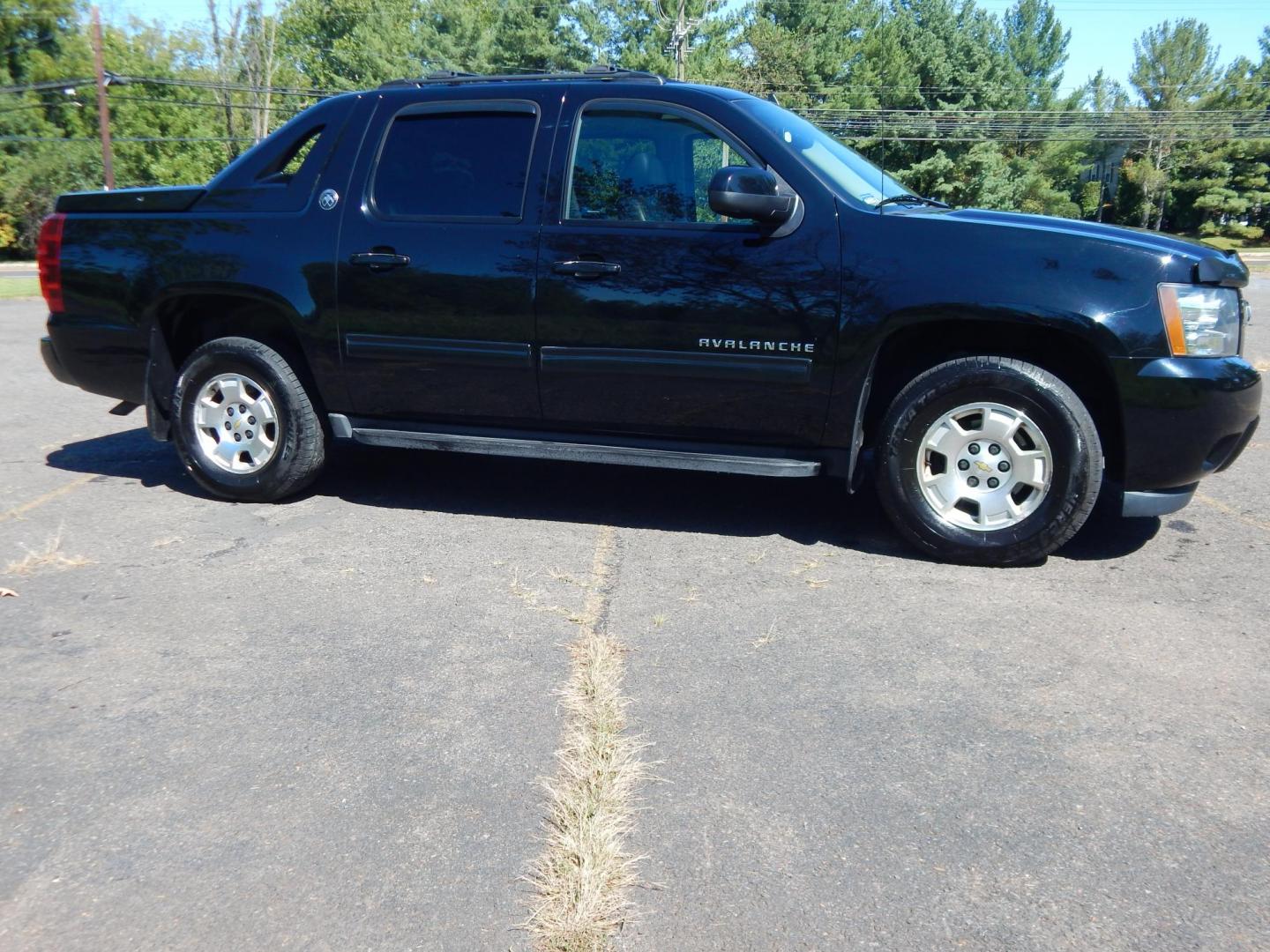 2013 Black /Black Chevrolet Avalanche LT 4WD Black Diamond (3GNTKFE76DG) with an 5.3L V8 OHV 16V FFV engine, 4-Speed Automatic transmission, located at 6528 Lower York Road, New Hope, PA, 18938, (215) 862-9555, 40.358707, -74.977882 - Here we have a beautiful running and driving, ONE OWNER, Chevy Avalanche Black Diamond Edition. This truck has a 5.3L V8 putting power to a 4x4 automatic transmission. Options include: black leather with wood trim, drivers power sliding seat, dual climate controls, heated front seats, power sliding - Photo#6