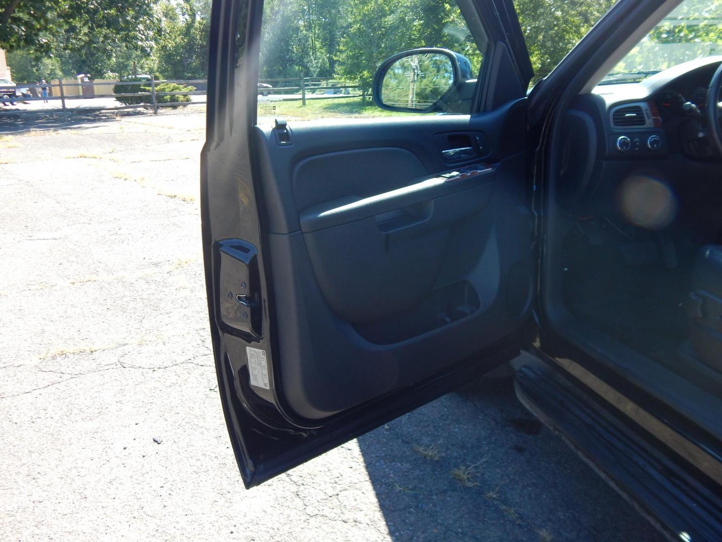 2013 Black /Black Chevrolet Avalanche LT 4WD Black Diamond (3GNTKFE76DG) with an 5.3L V8 OHV 16V FFV engine, 4-Speed Automatic transmission, located at 6528 Lower York Road, New Hope, PA, 18938, (215) 862-9555, 40.358707, -74.977882 - Here we have a beautiful running and driving, ONE OWNER, Chevy Avalanche Black Diamond Edition. This truck has a 5.3L V8 putting power to a 4x4 automatic transmission. Options include: black leather with wood trim, drivers power sliding seat, dual climate controls, heated front seats, power sliding - Photo#11