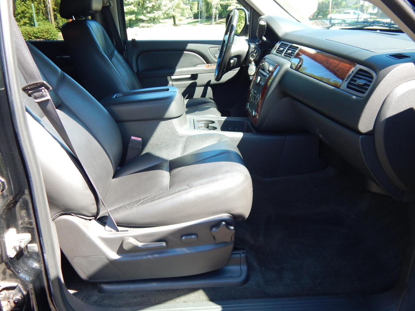 2013 Black /Black Chevrolet Avalanche LT 4WD Black Diamond (3GNTKFE76DG) with an 5.3L V8 OHV 16V FFV engine, 4-Speed Automatic transmission, located at 6528 Lower York Road, New Hope, PA, 18938, (215) 862-9555, 40.358707, -74.977882 - Here we have a beautiful running and driving, ONE OWNER, Chevy Avalanche Black Diamond Edition. This truck has a 5.3L V8 putting power to a 4x4 automatic transmission. Options include: black leather with wood trim, drivers power sliding seat, dual climate controls, heated front seats, power sliding - Photo#17