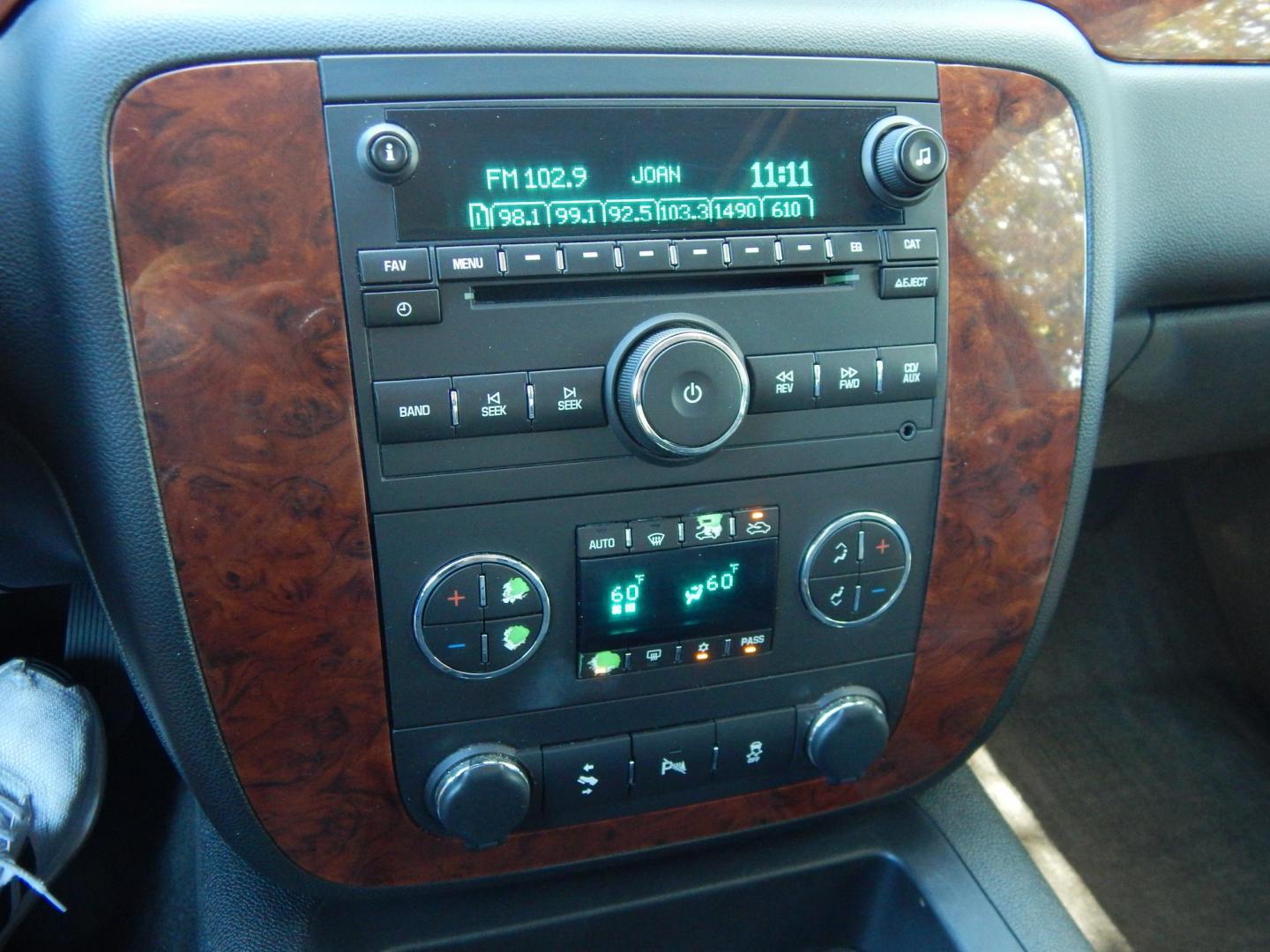 2013 Black /Black Chevrolet Avalanche LT 4WD Black Diamond (3GNTKFE76DG) with an 5.3L V8 OHV 16V FFV engine, 4-Speed Automatic transmission, located at 6528 Lower York Road, New Hope, PA, 18938, (215) 862-9555, 40.358707, -74.977882 - Here we have a beautiful running and driving, ONE OWNER, Chevy Avalanche Black Diamond Edition. This truck has a 5.3L V8 putting power to a 4x4 automatic transmission. Options include: black leather with wood trim, drivers power sliding seat, dual climate controls, heated front seats, power sliding - Photo#25
