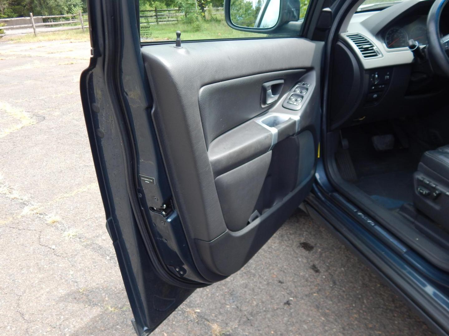 2008 Gray /grey Volvo XC90 3.2 AWD (YV4CZ982681) with an 3.2L L6 DOHC 24V engine, 6-Speed Automatic Overdrive transmission, located at 6528 Lower York Road, New Hope, PA, 18938, (215) 862-9555, 40.358707, -74.977882 - 2008 Volvo XC 90 3.2. I6, All Wheel Drive, auto trans, tilt wheel, cruise control, power windows, mirrors, central locking system, 3rd row seating, dual front power seats, dual climate control, power moonroof, roof rails, rear defrost and wiper, fog lights, AM/FM/CD sound system, 17" factory alloy w - Photo#13