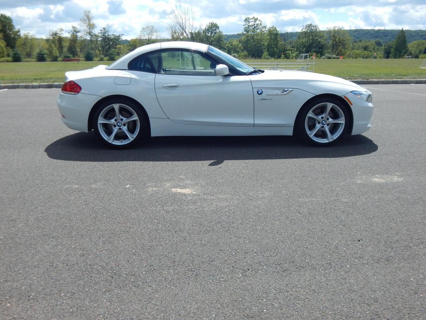 2016 White /Beige BMW Z4 sDrive28i (WBALL5C54G5) with an 2.0L L4 DOHC 16V TURBO engine, Automatic transmission, located at 6528 Lower York Road, New Hope, PA, 18938, (215) 862-9555, 40.358707, -74.977882 - Here we have a beautifully kept, 17k millage, BMW Z4 with a 2.0L Turbo 4 cylinder putting power to the rear wheels via a smooth shifting automatic transmission. Options include: white paint, beige leather interior, wood trim, 2 master keys, cruise control, tilt steering wheel, power windows/locks/mi - Photo#5