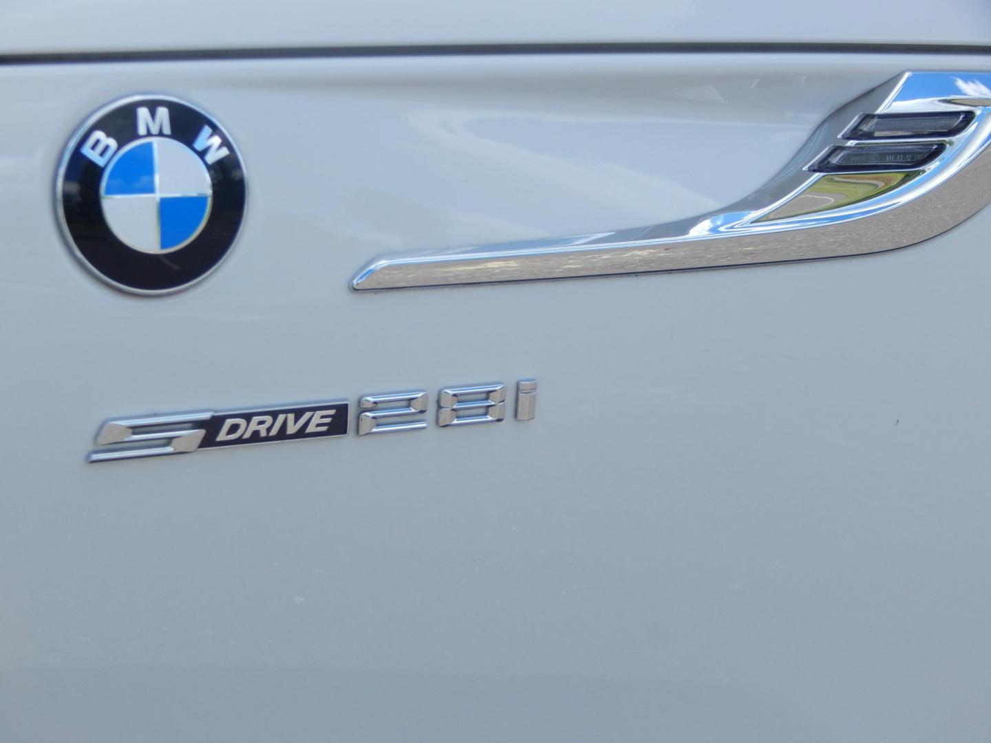 2016 White /Beige BMW Z4 sDrive28i (WBALL5C54G5) with an 2.0L L4 DOHC 16V TURBO engine, Automatic transmission, located at 6528 Lower York Road, New Hope, PA, 18938, (215) 862-9555, 40.358707, -74.977882 - Here we have a beautifully kept, 17k millage, BMW Z4 with a 2.0L Turbo 4 cylinder putting power to the rear wheels via a smooth shifting automatic transmission. Options include: white paint, beige leather interior, wood trim, 2 master keys, cruise control, tilt steering wheel, power windows/locks/mi - Photo#8