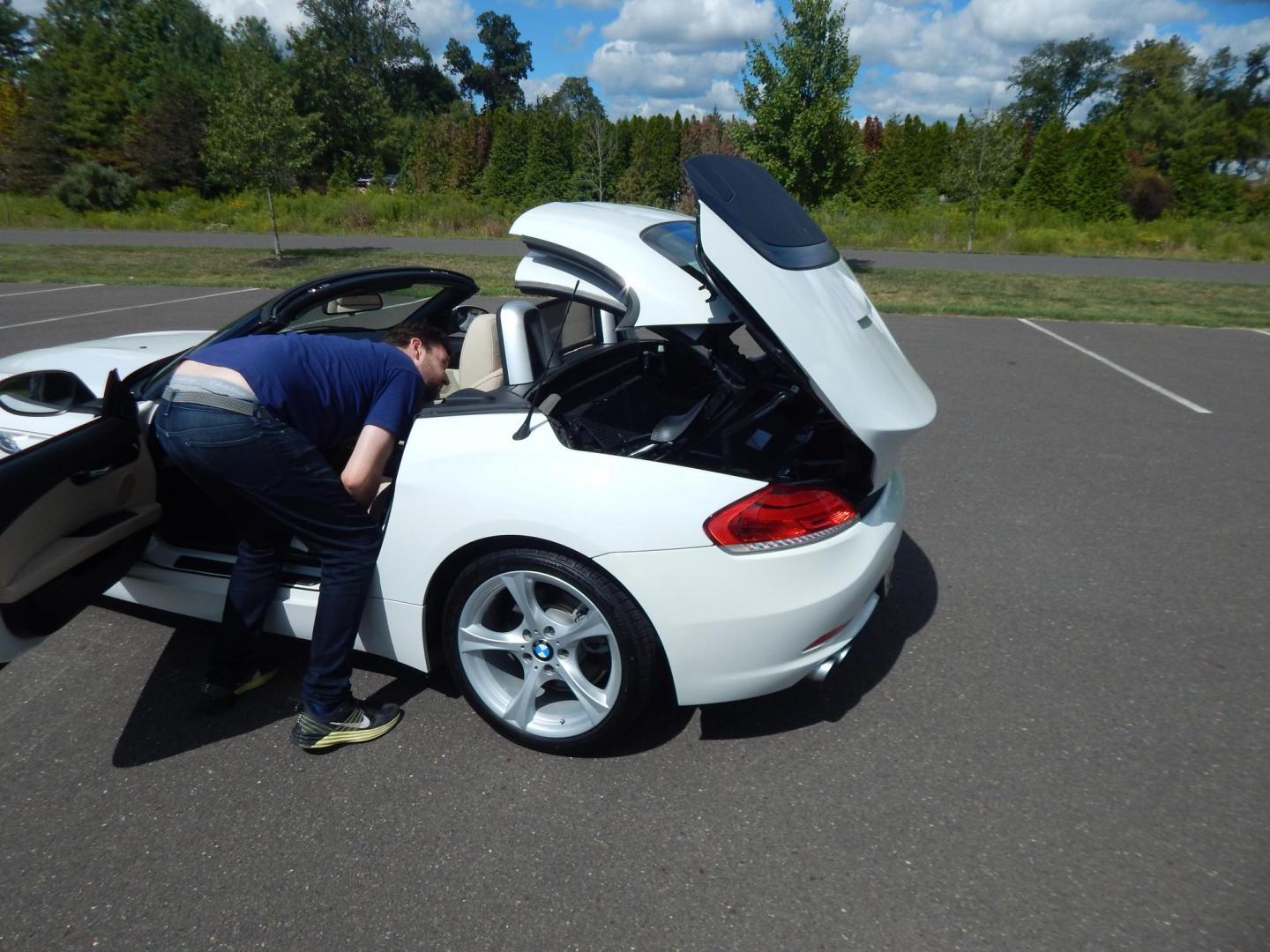 2016 White /Beige BMW Z4 sDrive28i (WBALL5C54G5) with an 2.0L L4 DOHC 16V TURBO engine, Automatic transmission, located at 6528 Lower York Road, New Hope, PA, 18938, (215) 862-9555, 40.358707, -74.977882 - Here we have a beautifully kept, 17k millage, BMW Z4 with a 2.0L Turbo 4 cylinder putting power to the rear wheels via a smooth shifting automatic transmission. Options include: white paint, beige leather interior, wood trim, 2 master keys, cruise control, tilt steering wheel, power windows/locks/mi - Photo#9