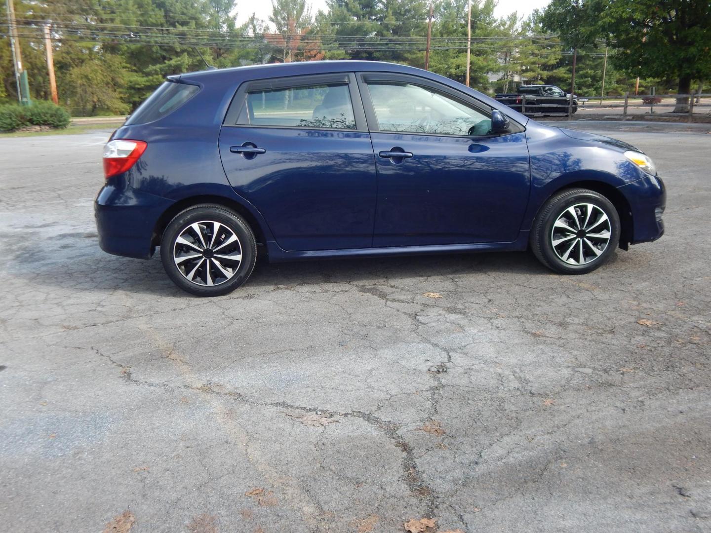 2013 Blue /Gray Toyota Matrix L (2T1KU4EE5DC) with an 1.8L L4 DOHC 16V engine, Automatic transmission, located at 6528 Lower York Road, New Hope, PA, 18938, (215) 862-9555, 40.358707, -74.977882 - Here we have a Toyota Matrix L with a 1.8L inline 4 cylinder putting power to the front wheels via an automatic transmission. Options include: gray cloth seats, heat and cold AC, front and rear windshield defrost, AM/FM/CD/MEDIA radio, cruise control, tilt steering wheel, traction control, power win - Photo#4