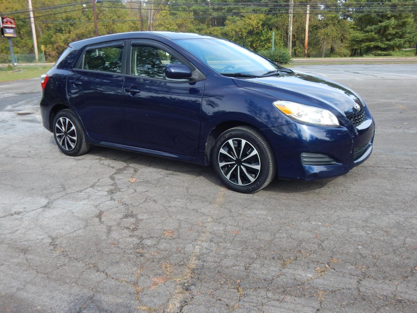 2013 Blue /Gray Toyota Matrix L (2T1KU4EE5DC) with an 1.8L L4 DOHC 16V engine, Automatic transmission, located at 6528 Lower York Road, New Hope, PA, 18938, (215) 862-9555, 40.358707, -74.977882 - Here we have a Toyota Matrix L with a 1.8L inline 4 cylinder putting power to the front wheels via an automatic transmission. Options include: gray cloth seats, heat and cold AC, front and rear windshield defrost, AM/FM/CD/MEDIA radio, cruise control, tilt steering wheel, traction control, power win - Photo#5