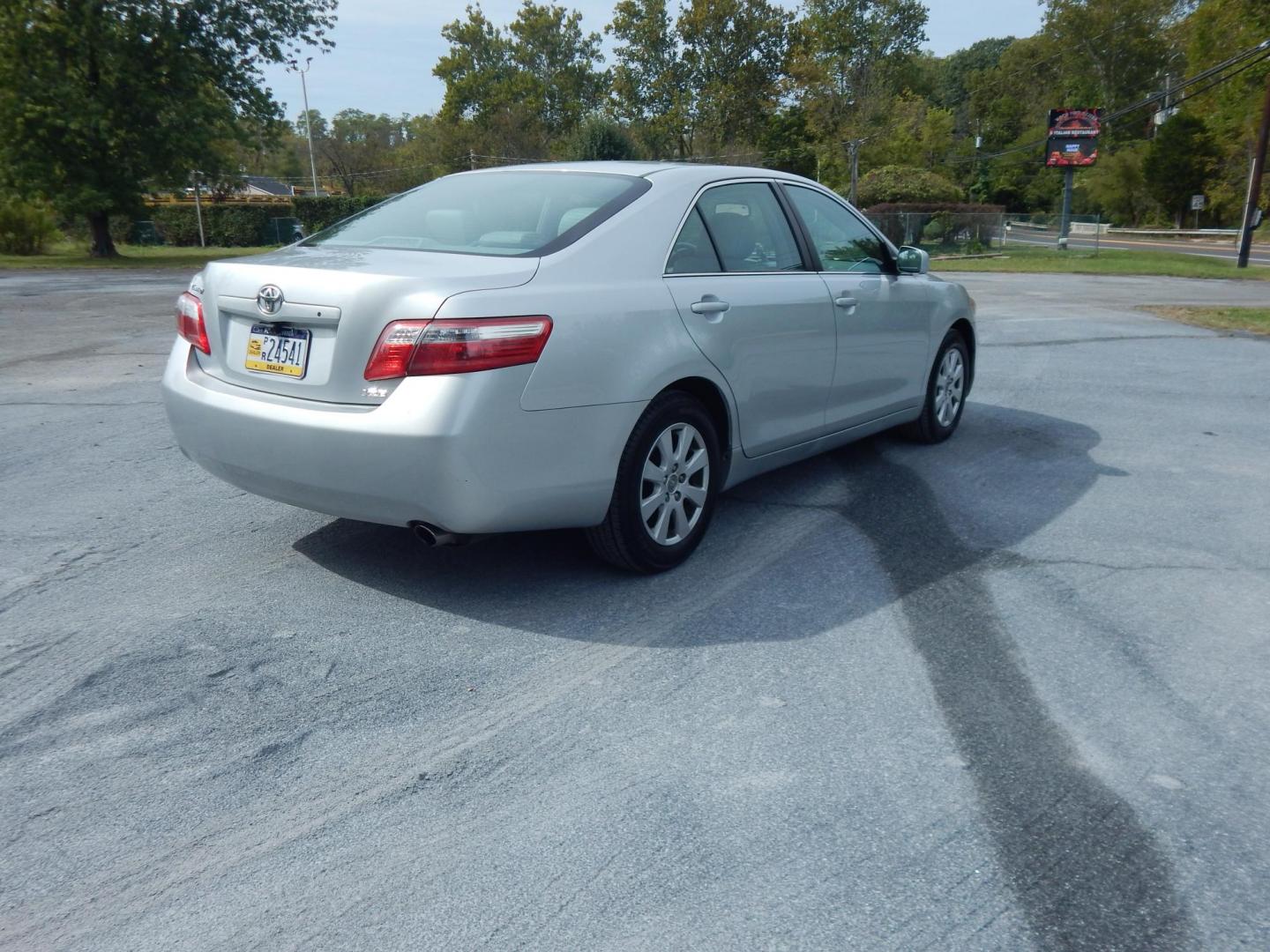 2007 Silver /Gray Toyota Camry XLE 5-Spd AT (4T1BE46K47U) with an 2.4L L4 DOHC 16V engine, 5-Speed Automatic Overdrive transmission, located at 6528 Lower York Road, New Hope, PA, 18938, (215) 862-9555, 40.358707, -74.977882 - Here we have a ONE OWNER, Toyota Camry with a 2.4L inline 4 cylinder engine putting power to the front wheels via a smooth shifting automatic transmission. Options include: gray leather, wood trim, power seats, sunroof, heated front seats, dual climate controls, AM/FM/CD/AUX radio, cruise control, t - Photo#3