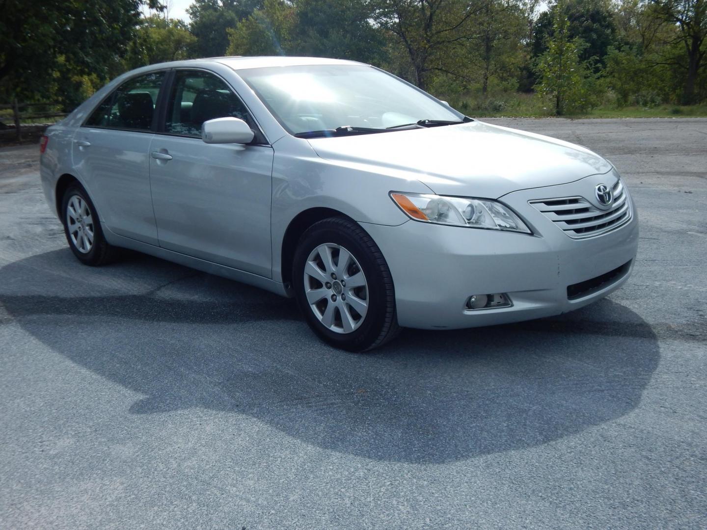 2007 Silver /Gray Toyota Camry XLE 5-Spd AT (4T1BE46K47U) with an 2.4L L4 DOHC 16V engine, 5-Speed Automatic Overdrive transmission, located at 6528 Lower York Road, New Hope, PA, 18938, (215) 862-9555, 40.358707, -74.977882 - Here we have a ONE OWNER, Toyota Camry with a 2.4L inline 4 cylinder engine putting power to the front wheels via a smooth shifting automatic transmission. Options include: gray leather, wood trim, power seats, sunroof, heated front seats, dual climate controls, AM/FM/CD/AUX radio, cruise control, t - Photo#5