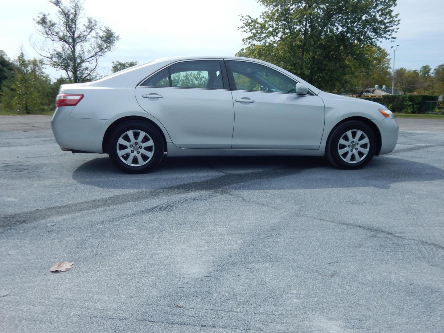 2007 Silver /Gray Toyota Camry XLE 5-Spd AT (4T1BE46K47U) with an 2.4L L4 DOHC 16V engine, 5-Speed Automatic Overdrive transmission, located at 6528 Lower York Road, New Hope, PA, 18938, (215) 862-9555, 40.358707, -74.977882 - Here we have a ONE OWNER, Toyota Camry with a 2.4L inline 4 cylinder engine putting power to the front wheels via a smooth shifting automatic transmission. Options include: gray leather, wood trim, power seats, sunroof, heated front seats, dual climate controls, AM/FM/CD/AUX radio, cruise control, t - Photo#4