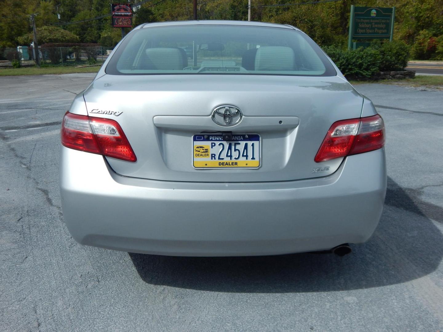 2007 Silver /Gray Toyota Camry XLE 5-Spd AT (4T1BE46K47U) with an 2.4L L4 DOHC 16V engine, 5-Speed Automatic Overdrive transmission, located at 6528 Lower York Road, New Hope, PA, 18938, (215) 862-9555, 40.358707, -74.977882 - Here we have a ONE OWNER, Toyota Camry with a 2.4L inline 4 cylinder engine putting power to the front wheels via a smooth shifting automatic transmission. Options include: gray leather, wood trim, power seats, sunroof, heated front seats, dual climate controls, AM/FM/CD/AUX radio, cruise control, t - Photo#7