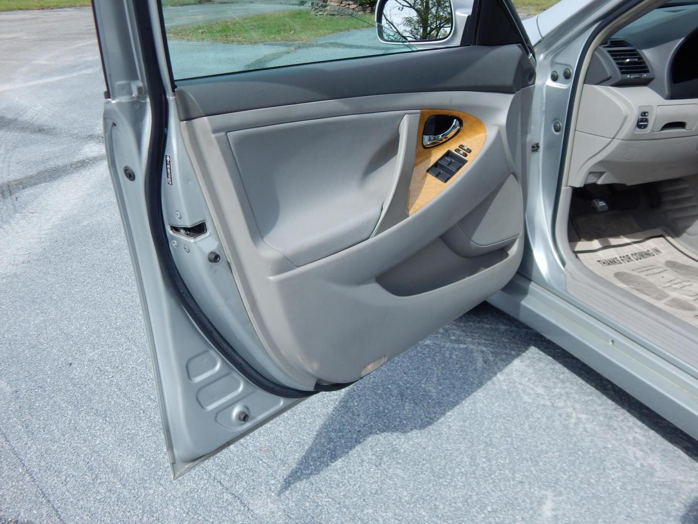 2007 Silver /Gray Toyota Camry XLE 5-Spd AT (4T1BE46K47U) with an 2.4L L4 DOHC 16V engine, 5-Speed Automatic Overdrive transmission, located at 6528 Lower York Road, New Hope, PA, 18938, (215) 862-9555, 40.358707, -74.977882 - Here we have a ONE OWNER, Toyota Camry with a 2.4L inline 4 cylinder engine putting power to the front wheels via a smooth shifting automatic transmission. Options include: gray leather, wood trim, power seats, sunroof, heated front seats, dual climate controls, AM/FM/CD/AUX radio, cruise control, t - Photo#8