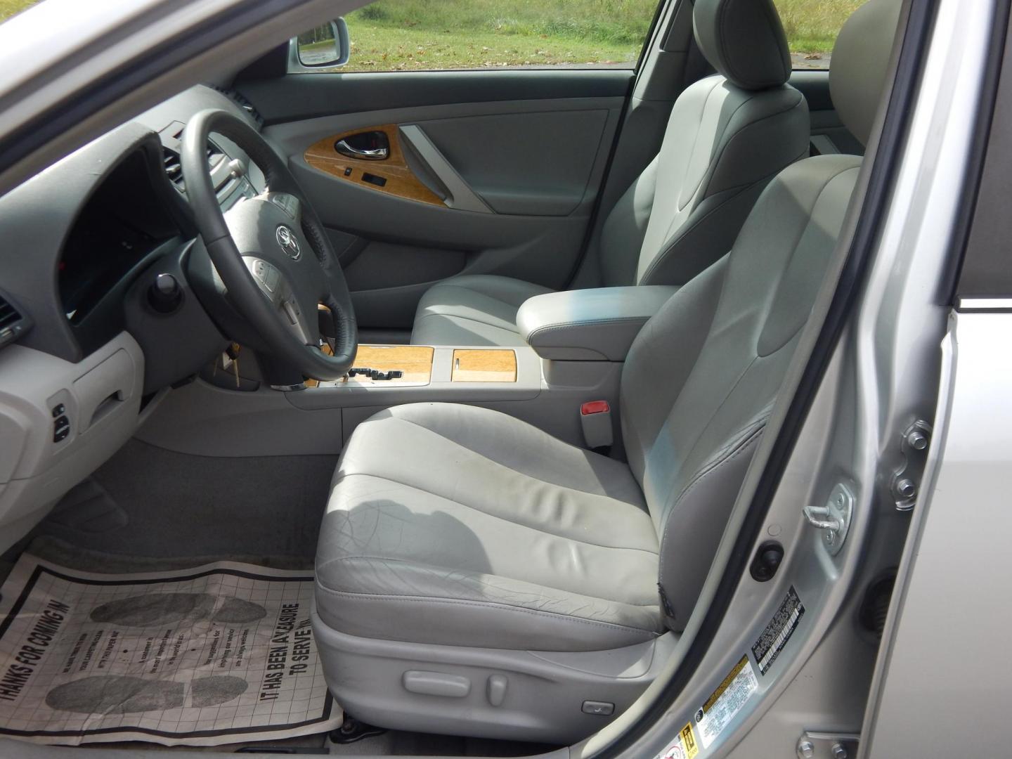 2007 Silver /Gray Toyota Camry XLE 5-Spd AT (4T1BE46K47U) with an 2.4L L4 DOHC 16V engine, 5-Speed Automatic Overdrive transmission, located at 6528 Lower York Road, New Hope, PA, 18938, (215) 862-9555, 40.358707, -74.977882 - Here we have a ONE OWNER, Toyota Camry with a 2.4L inline 4 cylinder engine putting power to the front wheels via a smooth shifting automatic transmission. Options include: gray leather, wood trim, power seats, sunroof, heated front seats, dual climate controls, AM/FM/CD/AUX radio, cruise control, t - Photo#9