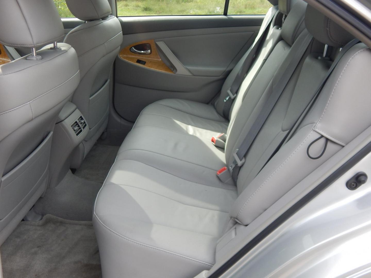 2007 Silver /Gray Toyota Camry XLE 5-Spd AT (4T1BE46K47U) with an 2.4L L4 DOHC 16V engine, 5-Speed Automatic Overdrive transmission, located at 6528 Lower York Road, New Hope, PA, 18938, (215) 862-9555, 40.358707, -74.977882 - Here we have a ONE OWNER, Toyota Camry with a 2.4L inline 4 cylinder engine putting power to the front wheels via a smooth shifting automatic transmission. Options include: gray leather, wood trim, power seats, sunroof, heated front seats, dual climate controls, AM/FM/CD/AUX radio, cruise control, t - Photo#10
