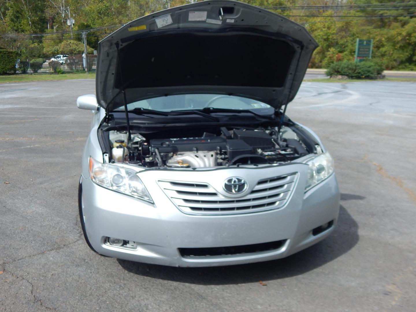 2007 Silver /Gray Toyota Camry XLE 5-Spd AT (4T1BE46K47U) with an 2.4L L4 DOHC 16V engine, 5-Speed Automatic Overdrive transmission, located at 6528 Lower York Road, New Hope, PA, 18938, (215) 862-9555, 40.358707, -74.977882 - Here we have a ONE OWNER, Toyota Camry with a 2.4L inline 4 cylinder engine putting power to the front wheels via a smooth shifting automatic transmission. Options include: gray leather, wood trim, power seats, sunroof, heated front seats, dual climate controls, AM/FM/CD/AUX radio, cruise control, t - Photo#17