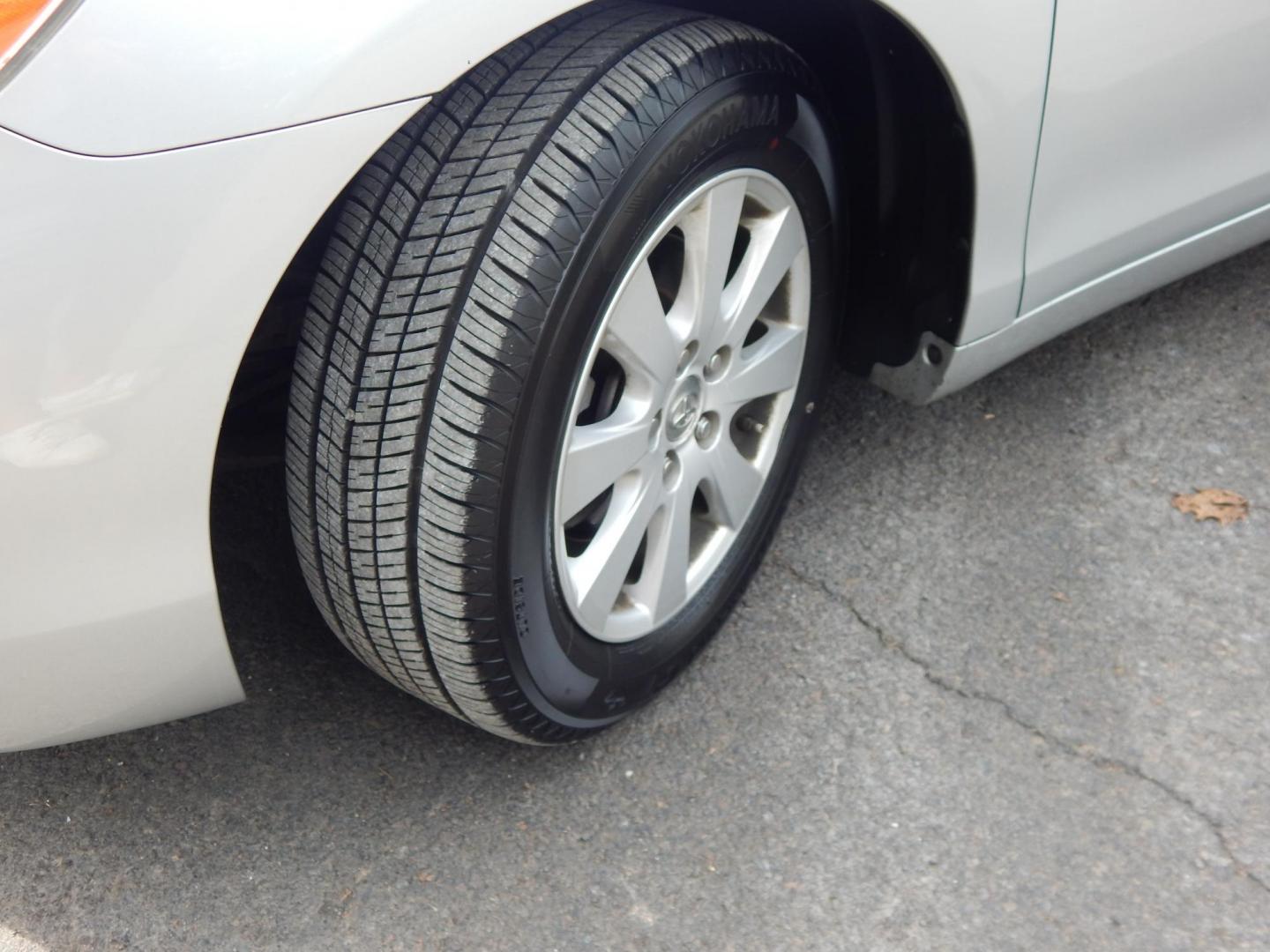 2007 Silver /Gray Toyota Camry XLE 5-Spd AT (4T1BE46K47U) with an 2.4L L4 DOHC 16V engine, 5-Speed Automatic Overdrive transmission, located at 6528 Lower York Road, New Hope, PA, 18938, (215) 862-9555, 40.358707, -74.977882 - Here we have a ONE OWNER, Toyota Camry with a 2.4L inline 4 cylinder engine putting power to the front wheels via a smooth shifting automatic transmission. Options include: gray leather, wood trim, power seats, sunroof, heated front seats, dual climate controls, AM/FM/CD/AUX radio, cruise control, t - Photo#18