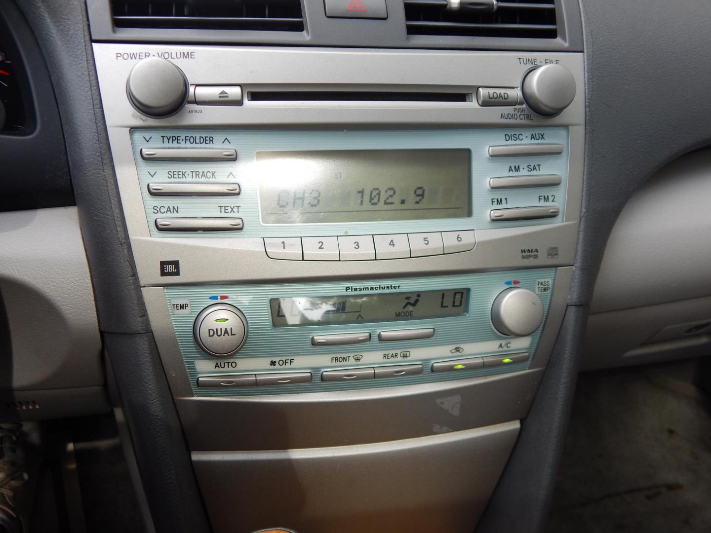 2007 Silver /Gray Toyota Camry XLE 5-Spd AT (4T1BE46K47U) with an 2.4L L4 DOHC 16V engine, 5-Speed Automatic Overdrive transmission, located at 6528 Lower York Road, New Hope, PA, 18938, (215) 862-9555, 40.358707, -74.977882 - Here we have a ONE OWNER, Toyota Camry with a 2.4L inline 4 cylinder engine putting power to the front wheels via a smooth shifting automatic transmission. Options include: gray leather, wood trim, power seats, sunroof, heated front seats, dual climate controls, AM/FM/CD/AUX radio, cruise control, t - Photo#22
