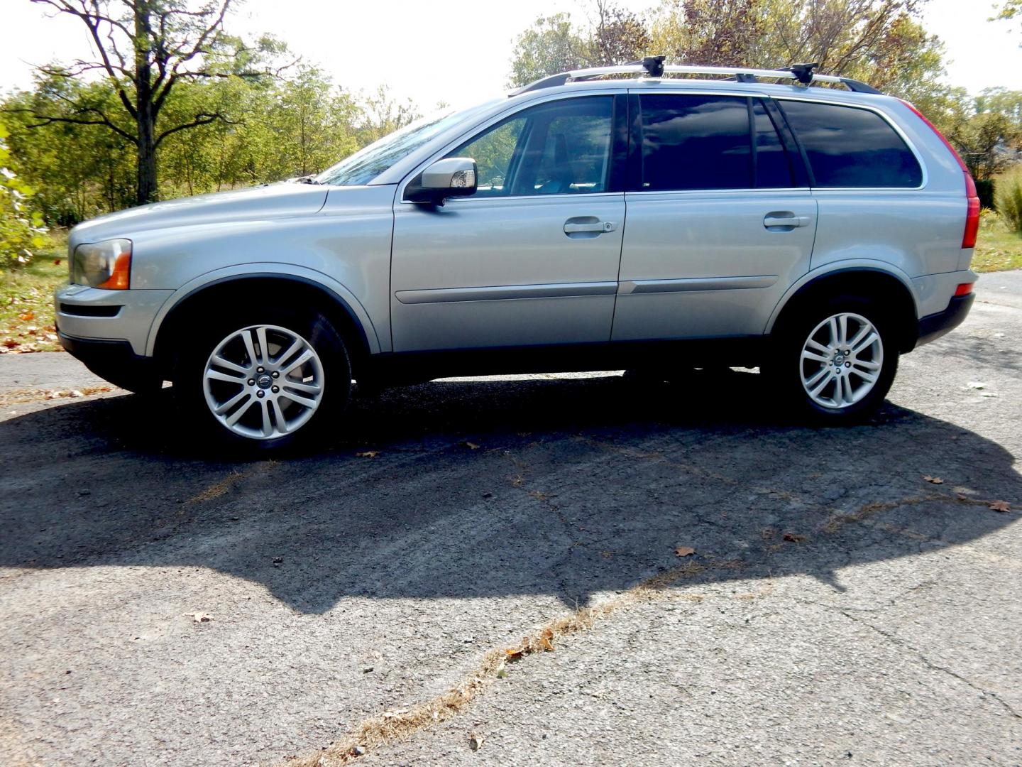 2011 Silver /Black Volvo XC90 3.2 AWD 7-Passenger (YV4952CZ8B1) with an 3.2L L6 DOHC 24V engine, 6-Speed Automatic transmission, located at 6528 Lower York Road, New Hope, PA, 18938, (215) 862-9555, 40.358707, -74.977882 - Here we have a Volvo XC90 with a 3.2L inline 6 cylinder engine putting power to all four wheels via a smooth shifting automatic transmission. Options include: black leather with wood trim, power front seats, heated front seats, dual climate controls, AM/FM/CD radio, tilt steering wheel, cruise contr - Photo#1