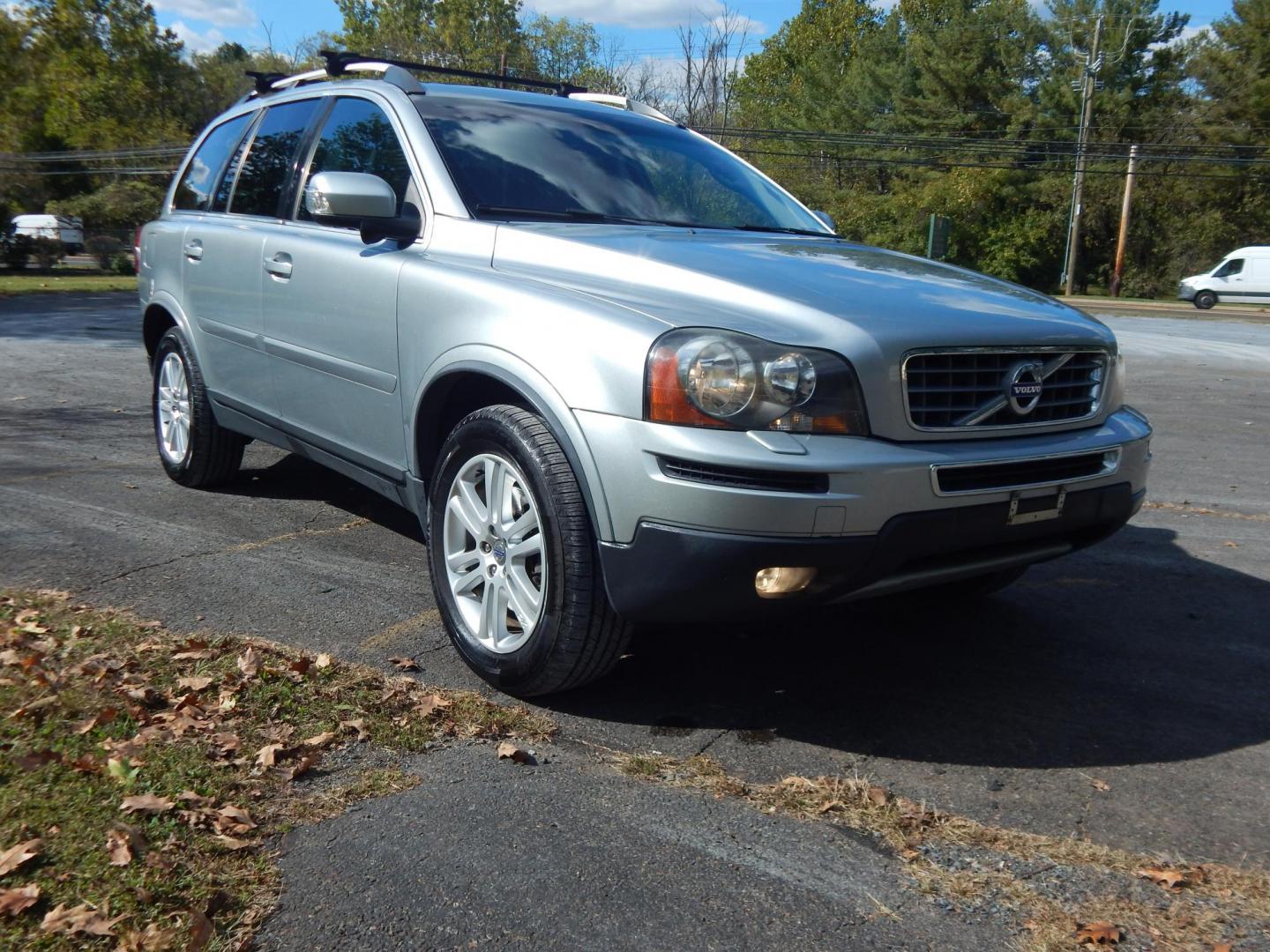 2011 Silver /Black Volvo XC90 3.2 AWD 7-Passenger (YV4952CZ8B1) with an 3.2L L6 DOHC 24V engine, 6-Speed Automatic transmission, located at 6528 Lower York Road, New Hope, PA, 18938, (215) 862-9555, 40.358707, -74.977882 - Here we have a Volvo XC90 with a 3.2L inline 6 cylinder engine putting power to all four wheels via a smooth shifting automatic transmission. Options include: black leather with wood trim, power front seats, heated front seats, dual climate controls, AM/FM/CD radio, tilt steering wheel, cruise contr - Photo#7