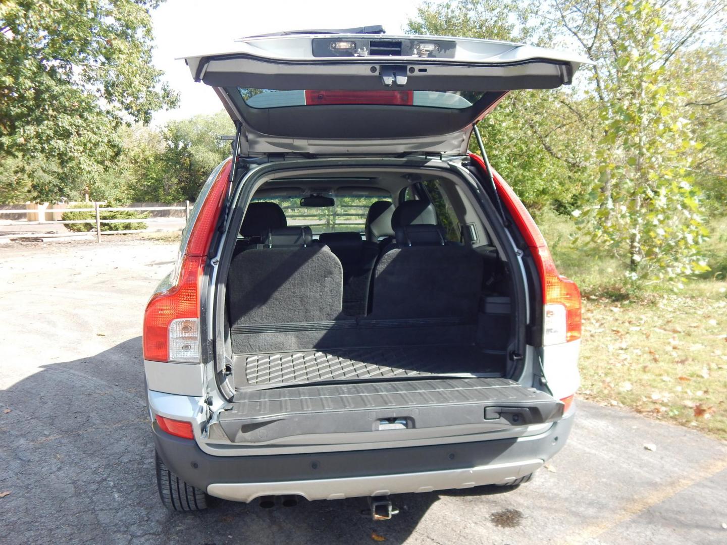 2011 Silver /Black Volvo XC90 3.2 AWD 7-Passenger (YV4952CZ8B1) with an 3.2L L6 DOHC 24V engine, 6-Speed Automatic transmission, located at 6528 Lower York Road, New Hope, PA, 18938, (215) 862-9555, 40.358707, -74.977882 - Here we have a Volvo XC90 with a 3.2L inline 6 cylinder engine putting power to all four wheels via a smooth shifting automatic transmission. Options include: black leather with wood trim, power front seats, heated front seats, dual climate controls, AM/FM/CD radio, tilt steering wheel, cruise contr - Photo#11