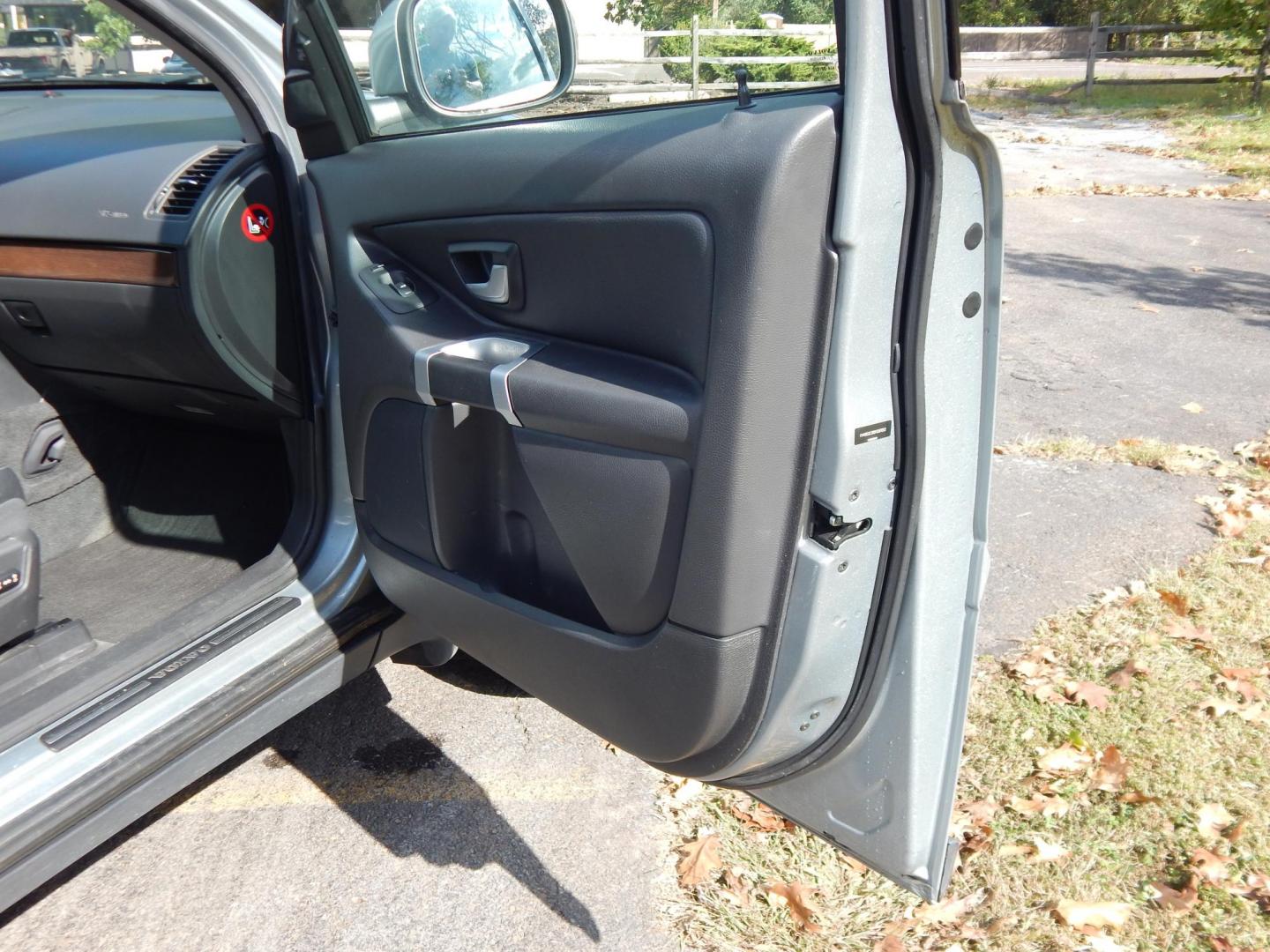 2011 Silver /Black Volvo XC90 3.2 AWD 7-Passenger (YV4952CZ8B1) with an 3.2L L6 DOHC 24V engine, 6-Speed Automatic transmission, located at 6528 Lower York Road, New Hope, PA, 18938, (215) 862-9555, 40.358707, -74.977882 - Here we have a Volvo XC90 with a 3.2L inline 6 cylinder engine putting power to all four wheels via a smooth shifting automatic transmission. Options include: black leather with wood trim, power front seats, heated front seats, dual climate controls, AM/FM/CD radio, tilt steering wheel, cruise contr - Photo#17